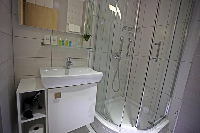Standard Twin Room - Photo 6