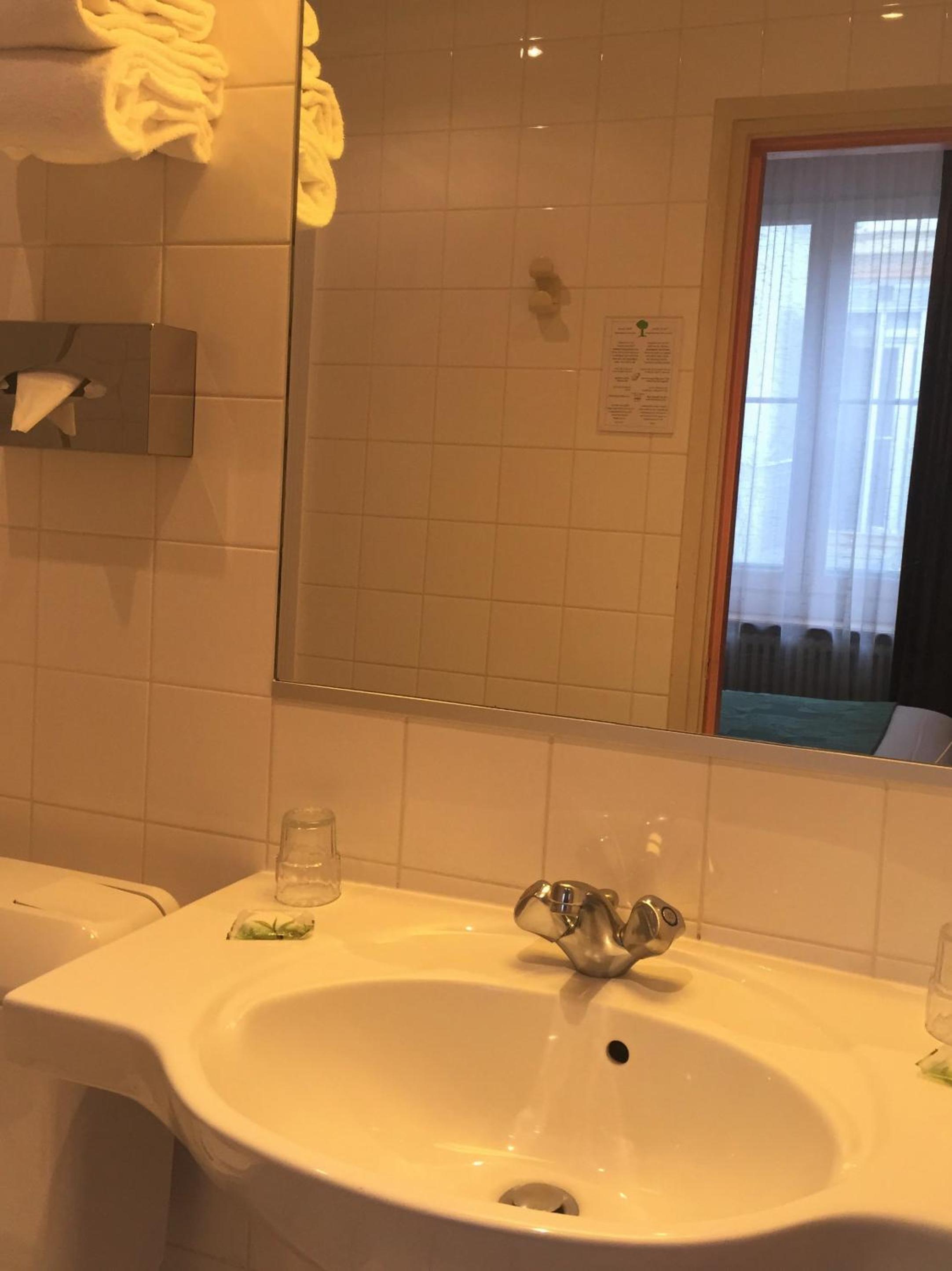 Double Room with Bathtub or Shower - Photo 4