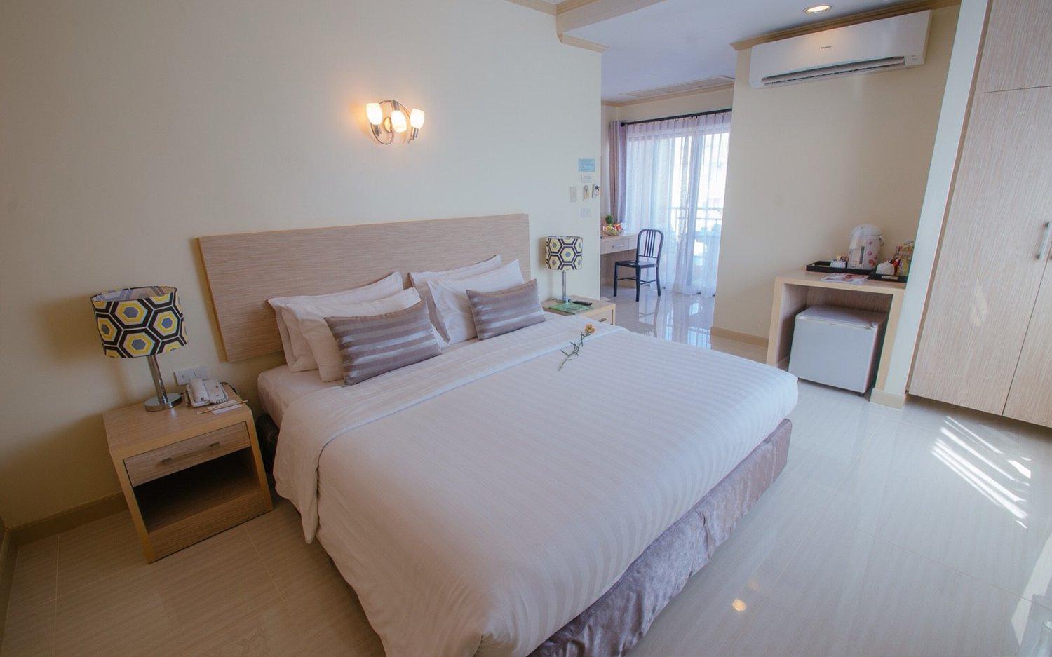 Premier City View with Bathtub - Photo 12