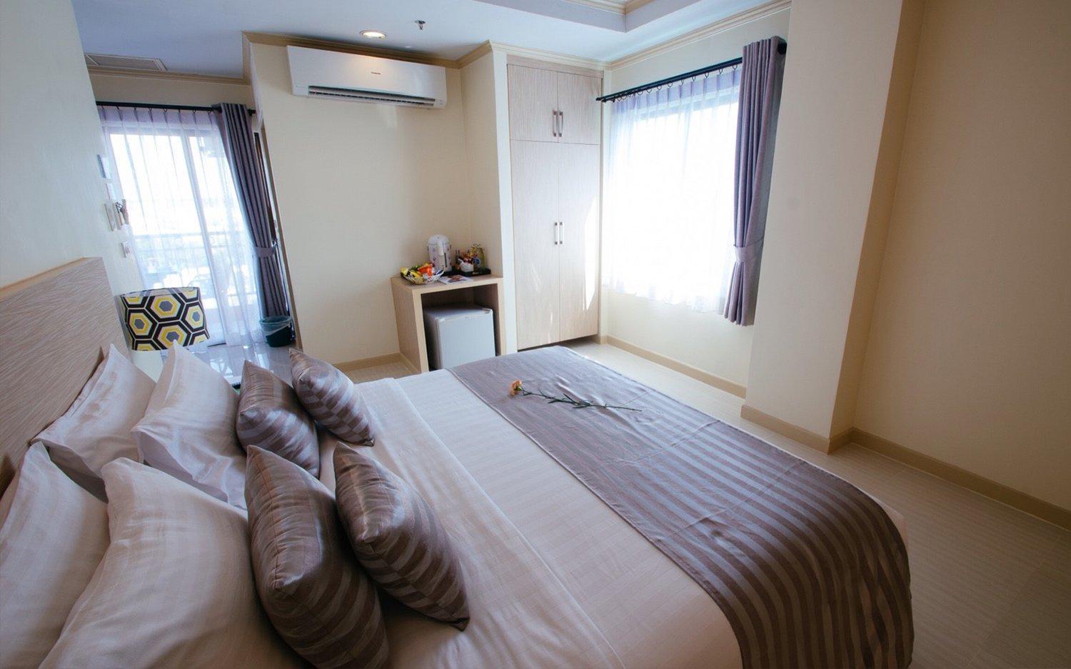 Premier City View with Bathtub - Photo 13