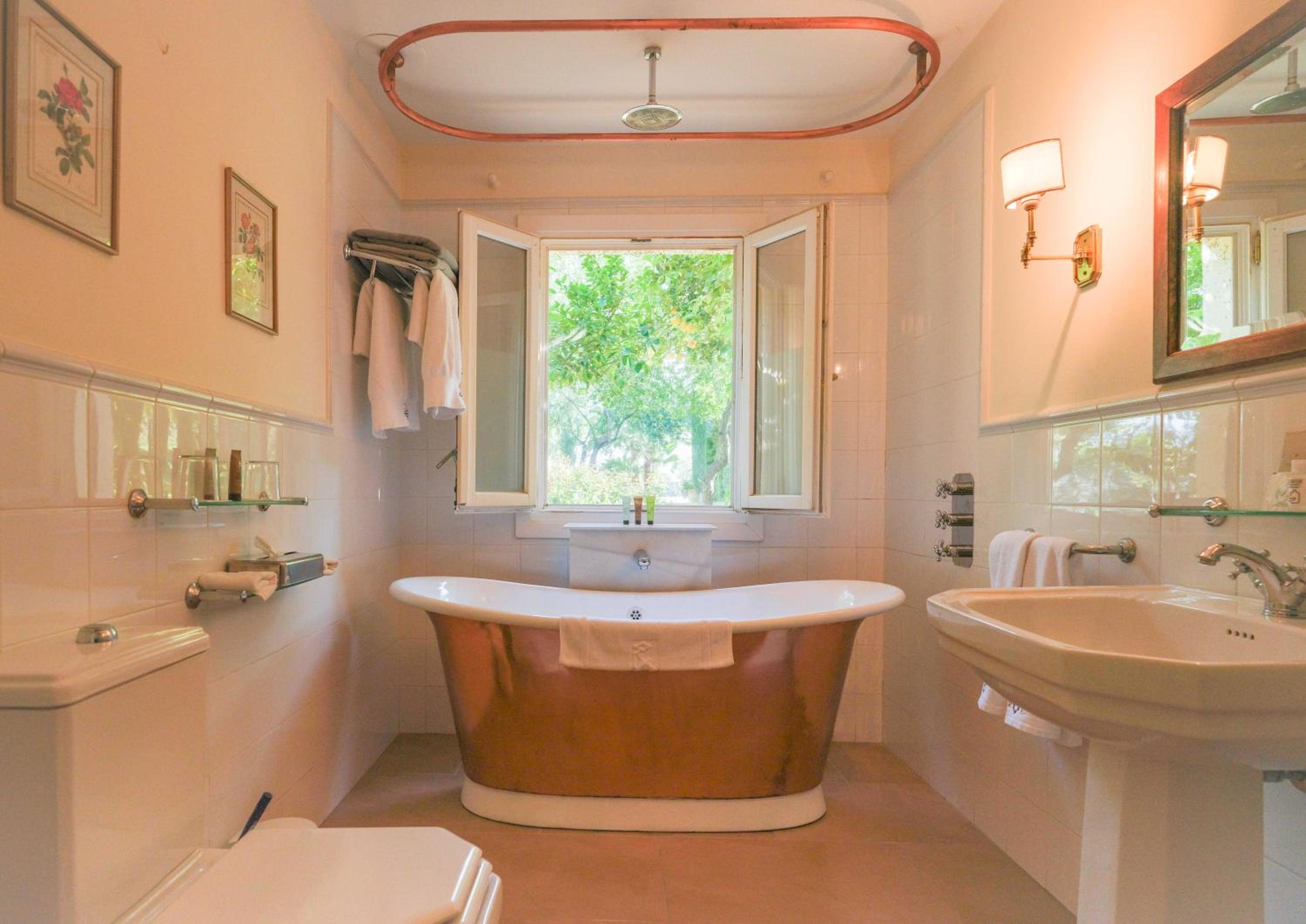 Deluxe Suite - Photo 13