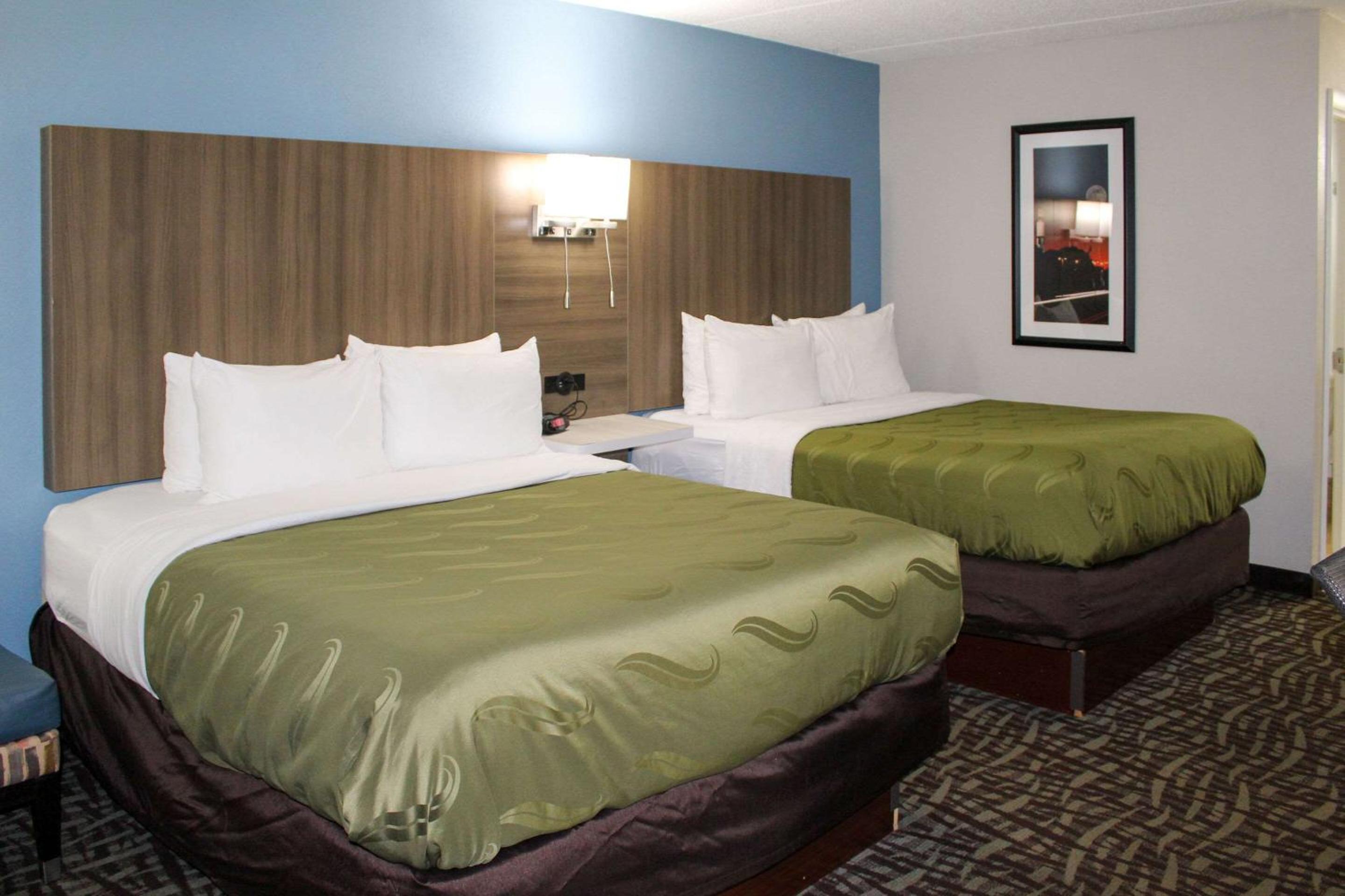 Queen Room with Two Queen Beds - Non-Smoking - Photo 3
