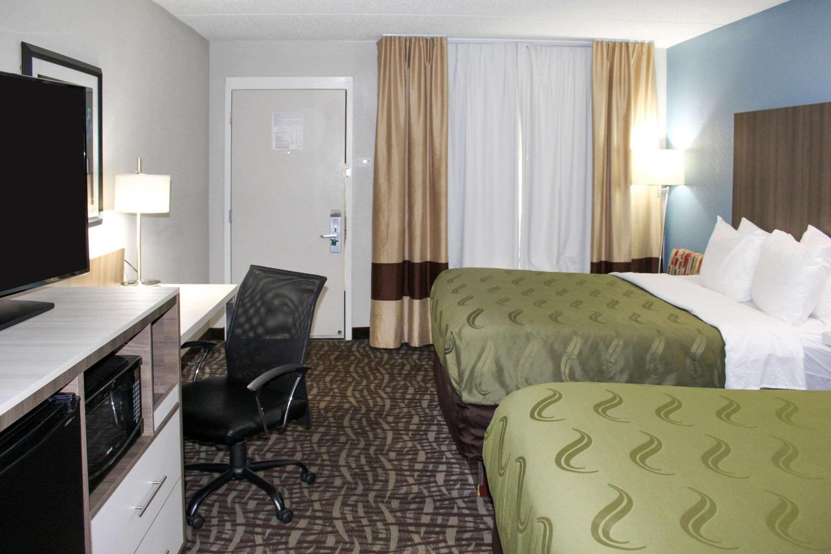 Queen Room with Two Queen Beds - Non-Smoking - Photo 8