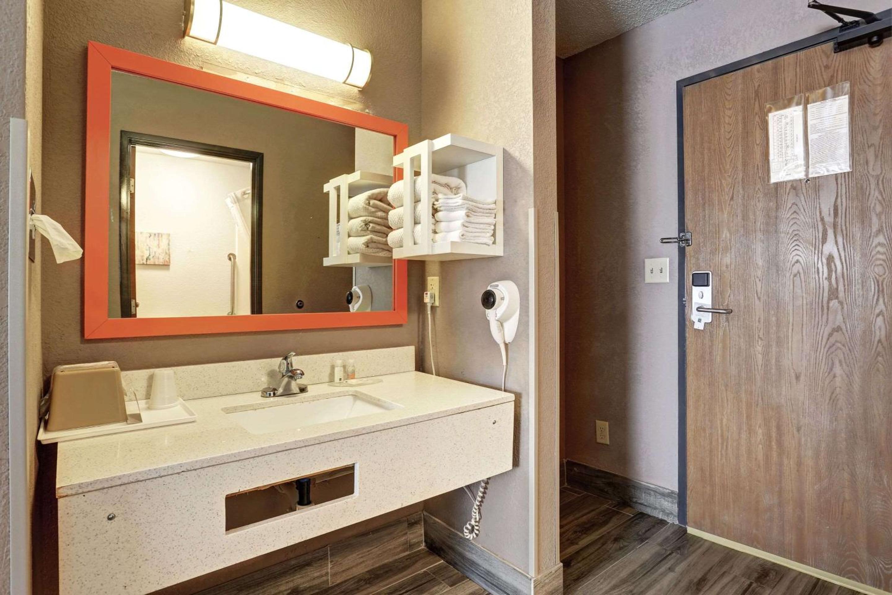 King Suite - Non-Smoking photo 2