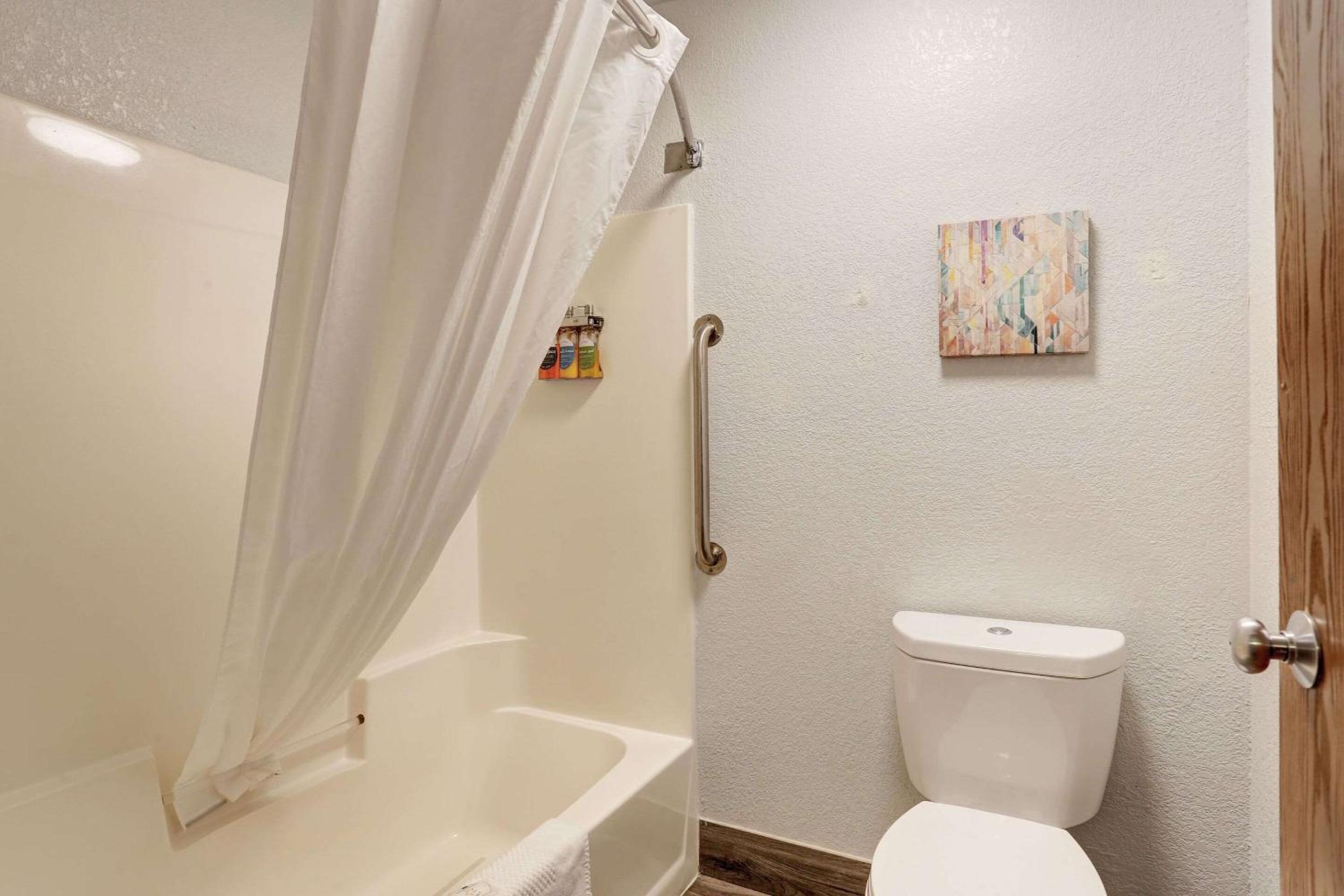 King Suite - Non-Smoking photo 3