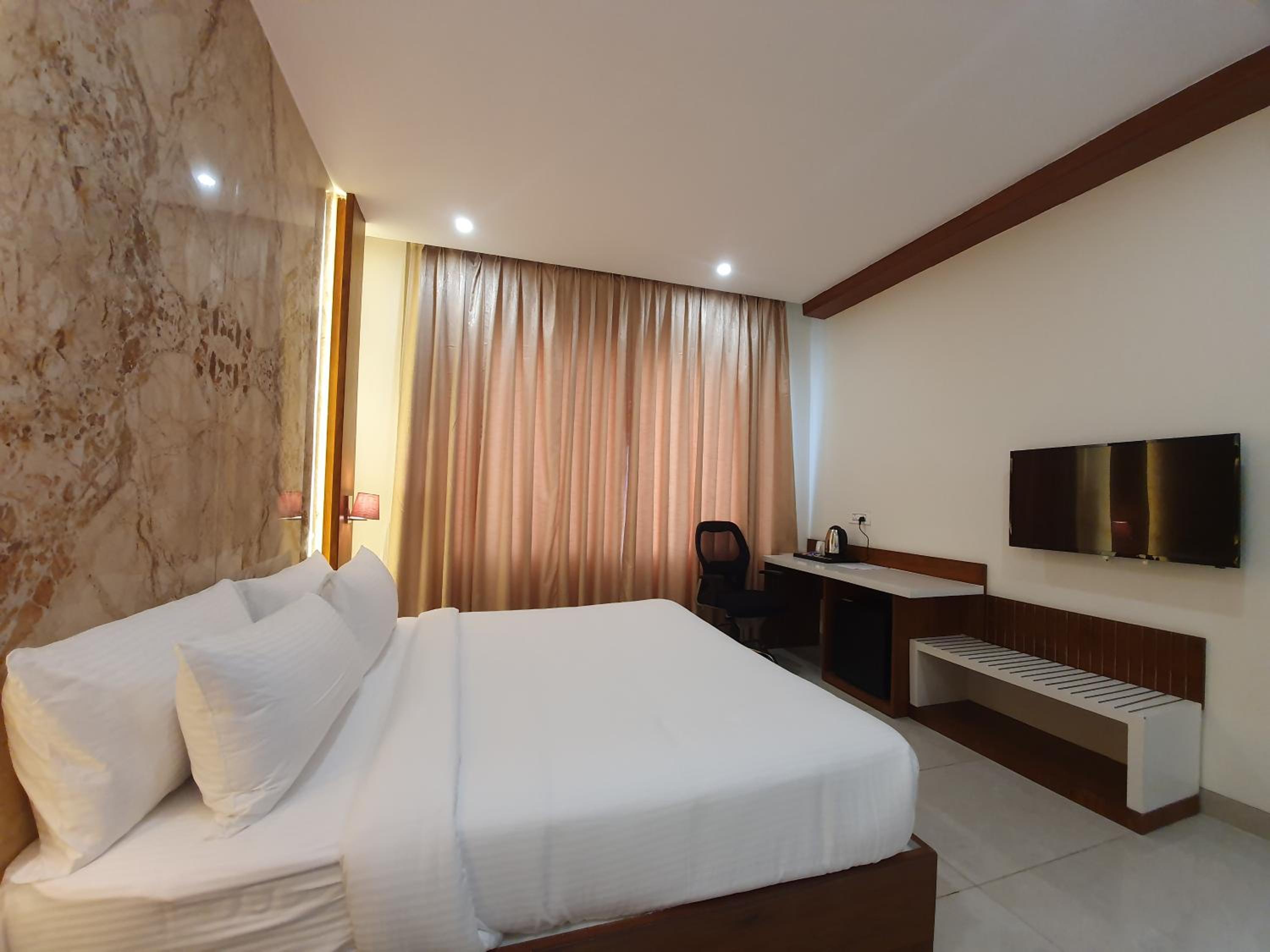 Deluxe King Room photo 2