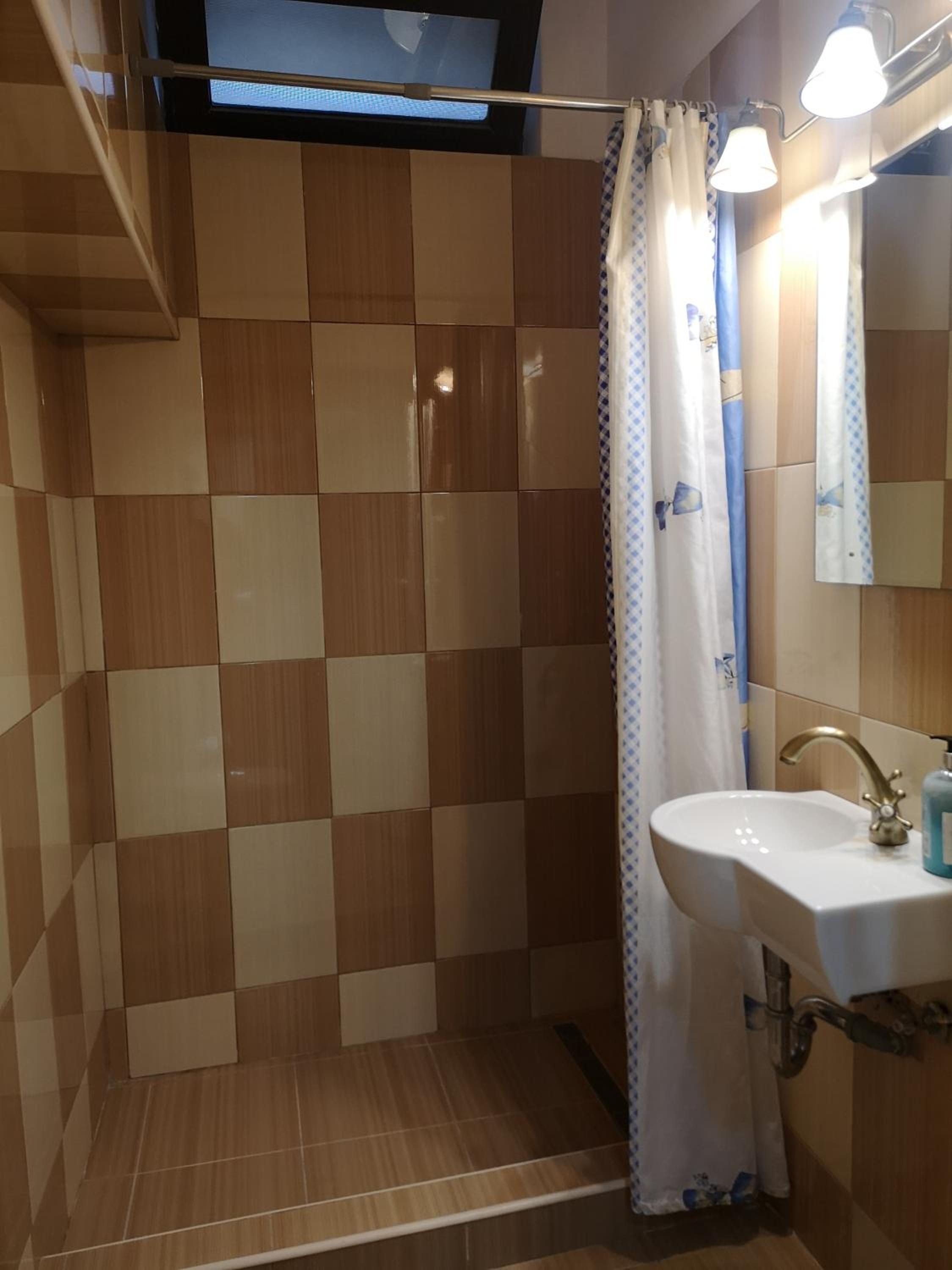 Studio - Semi-basement photo 3