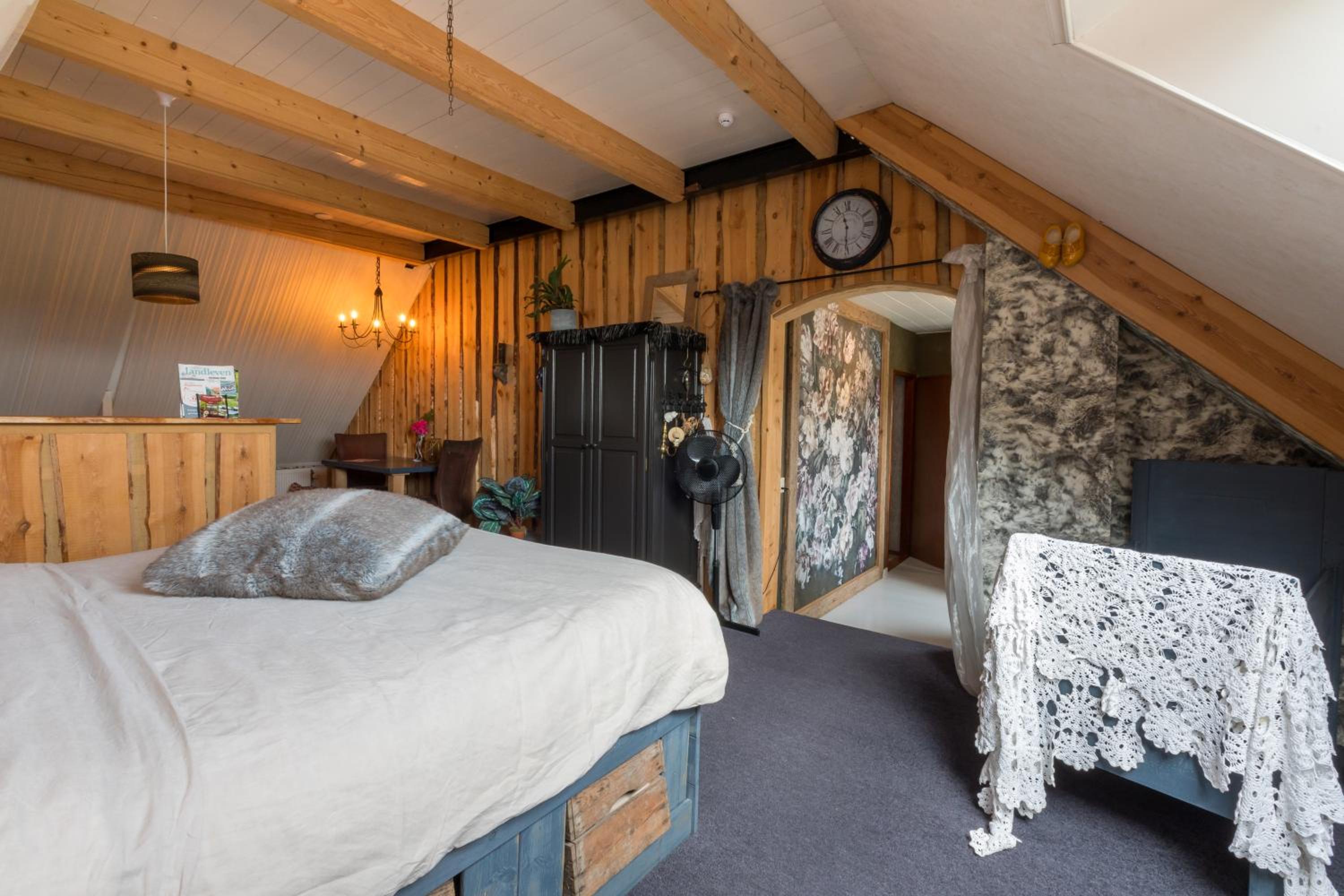 Deluxe Room (2 Adults + 1 Child) - Photo 14