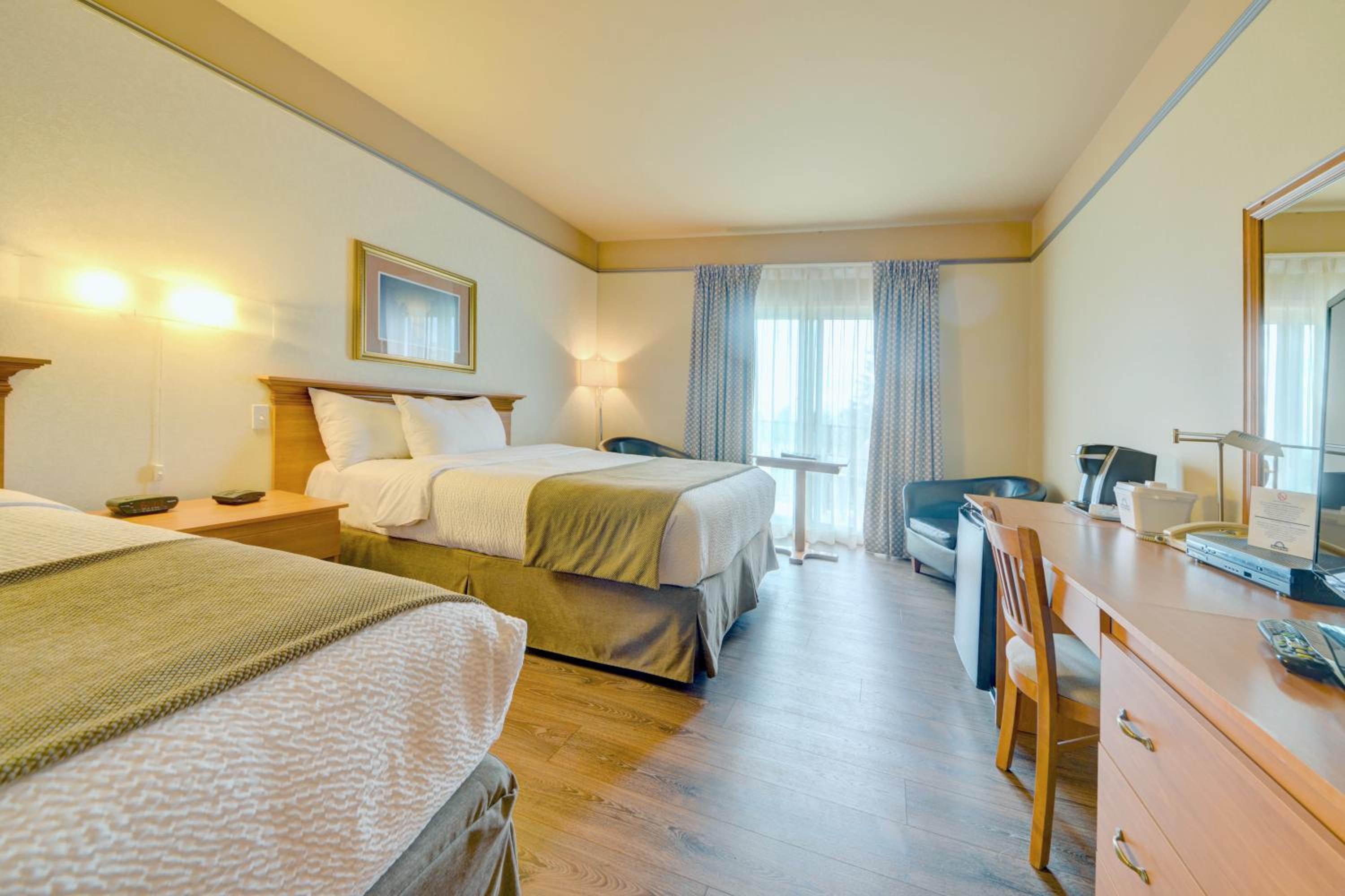 Queen Room with Two Queen Beds - Non-Smoking photo 2