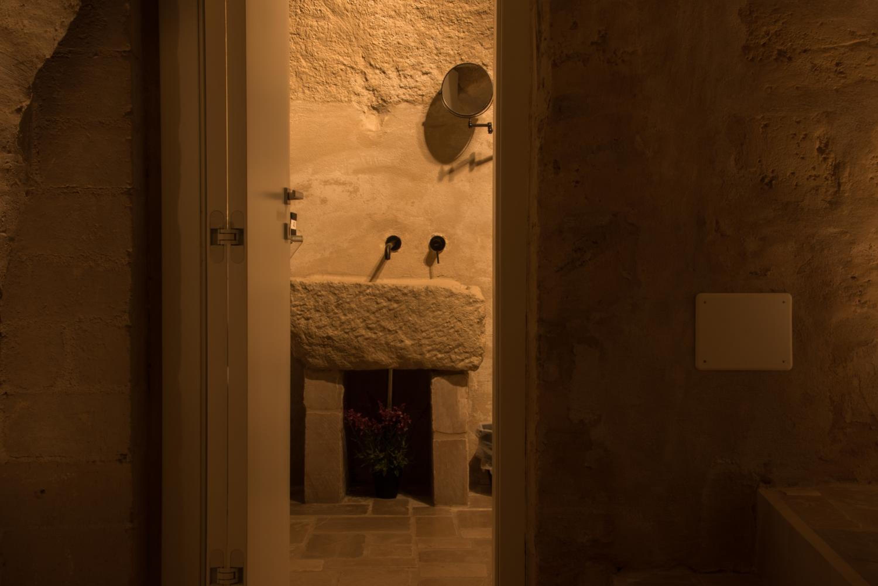 Queen Room with Spa Bath - Photo 20