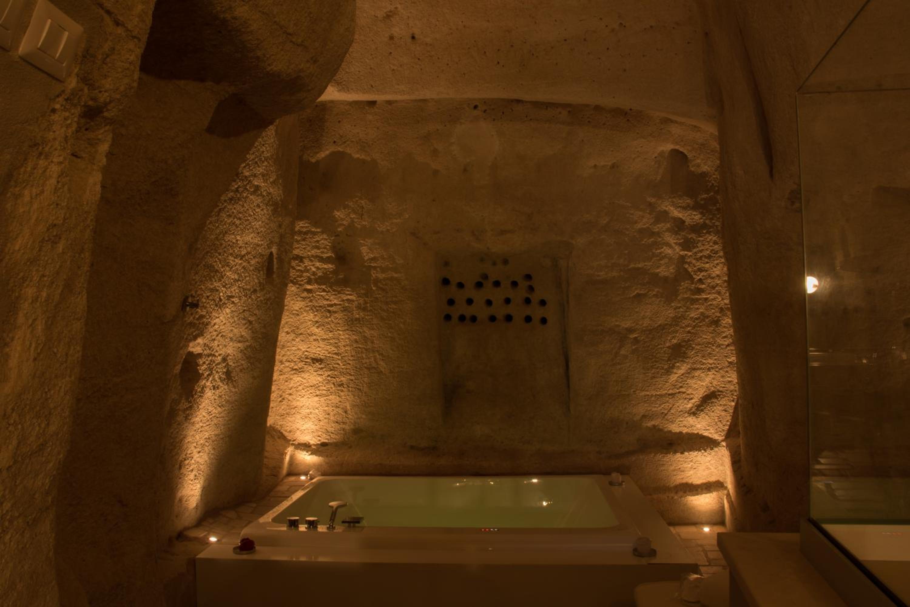 King Room with Spa Bath - Photo 11