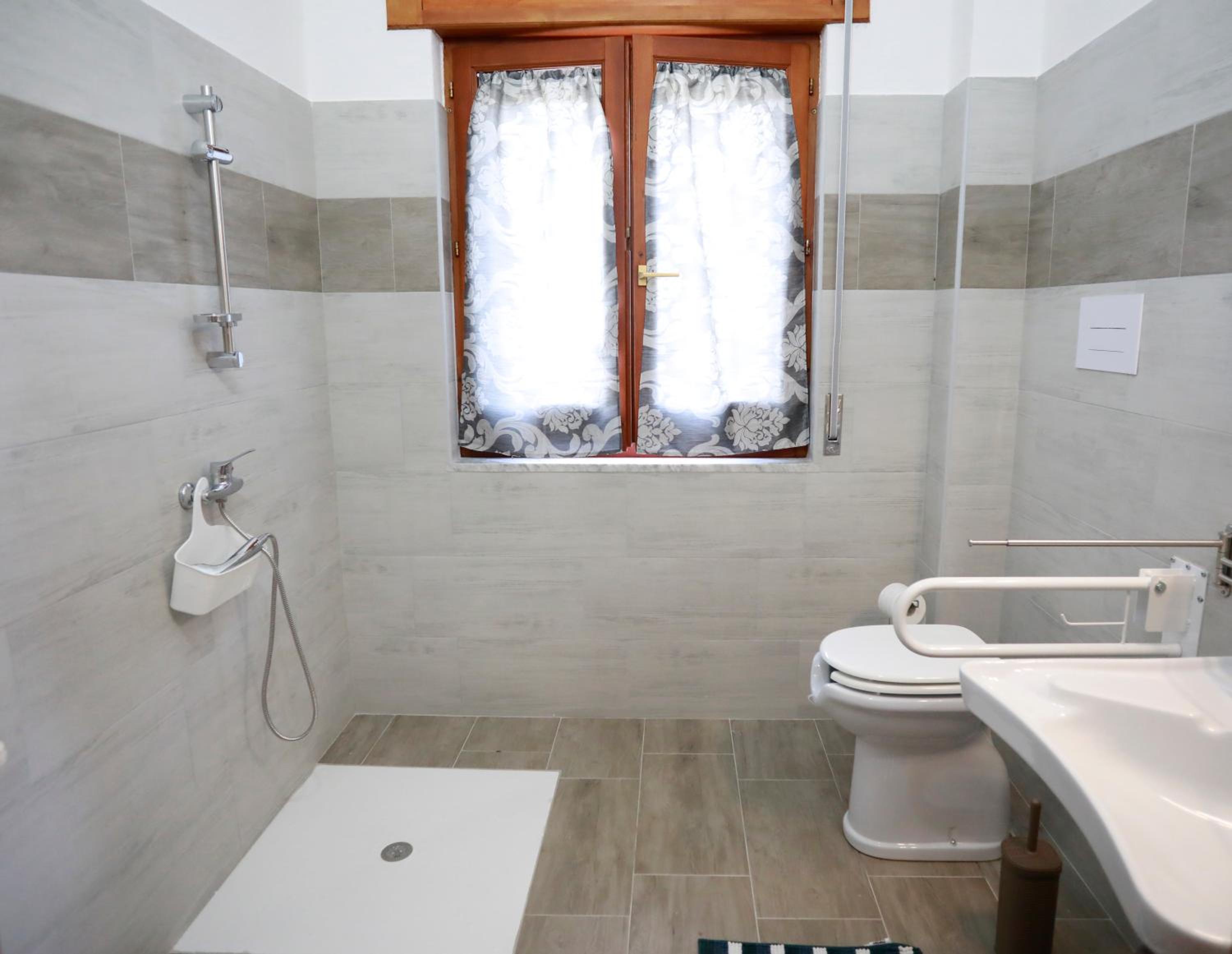 Quadruple Room with Private Bathroom - Photo 2