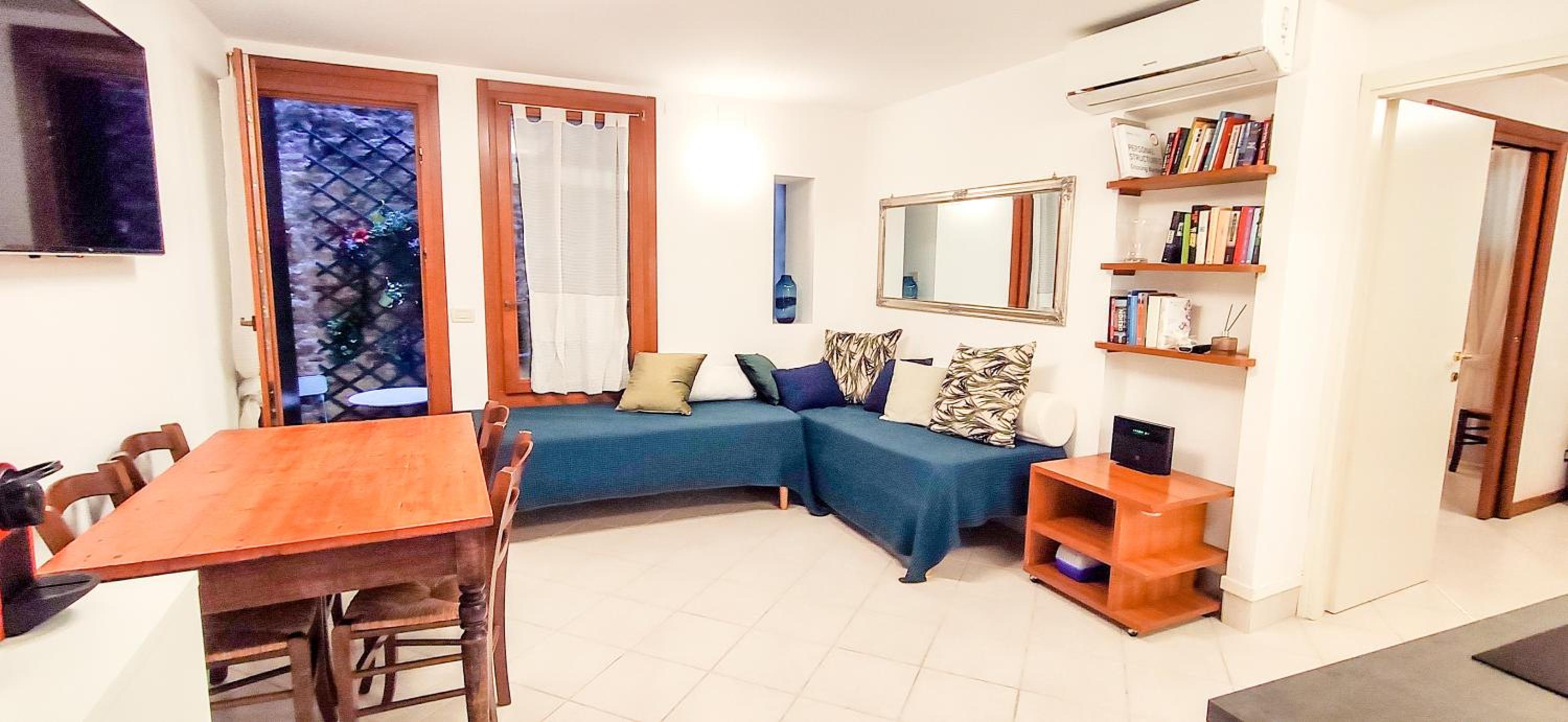 One-Bedroom Apartment photo 1