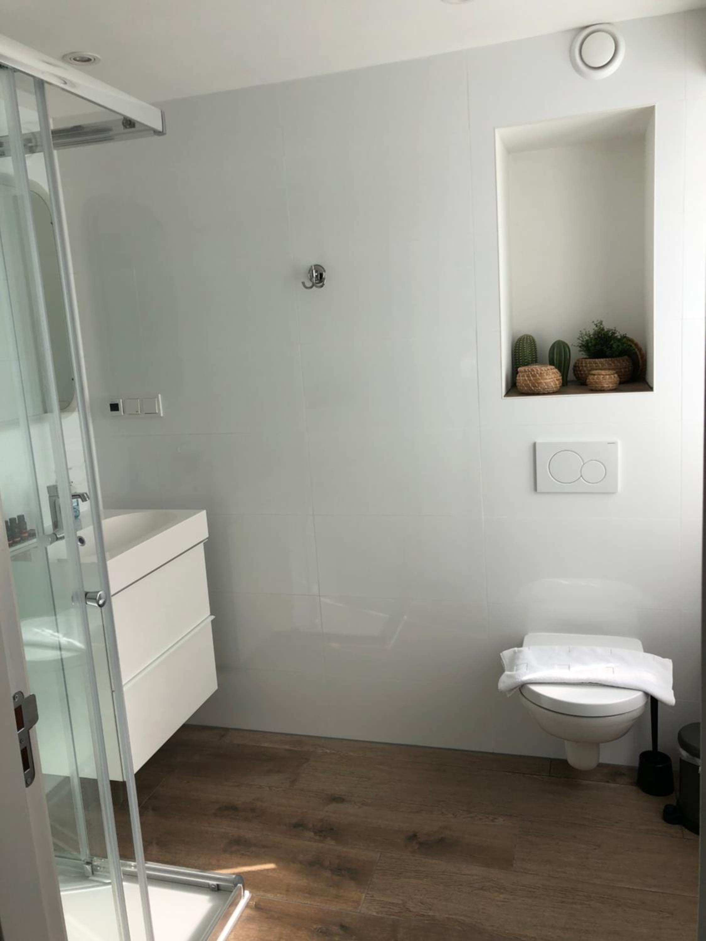 Deluxe Double Room with Balcony - Photo 11