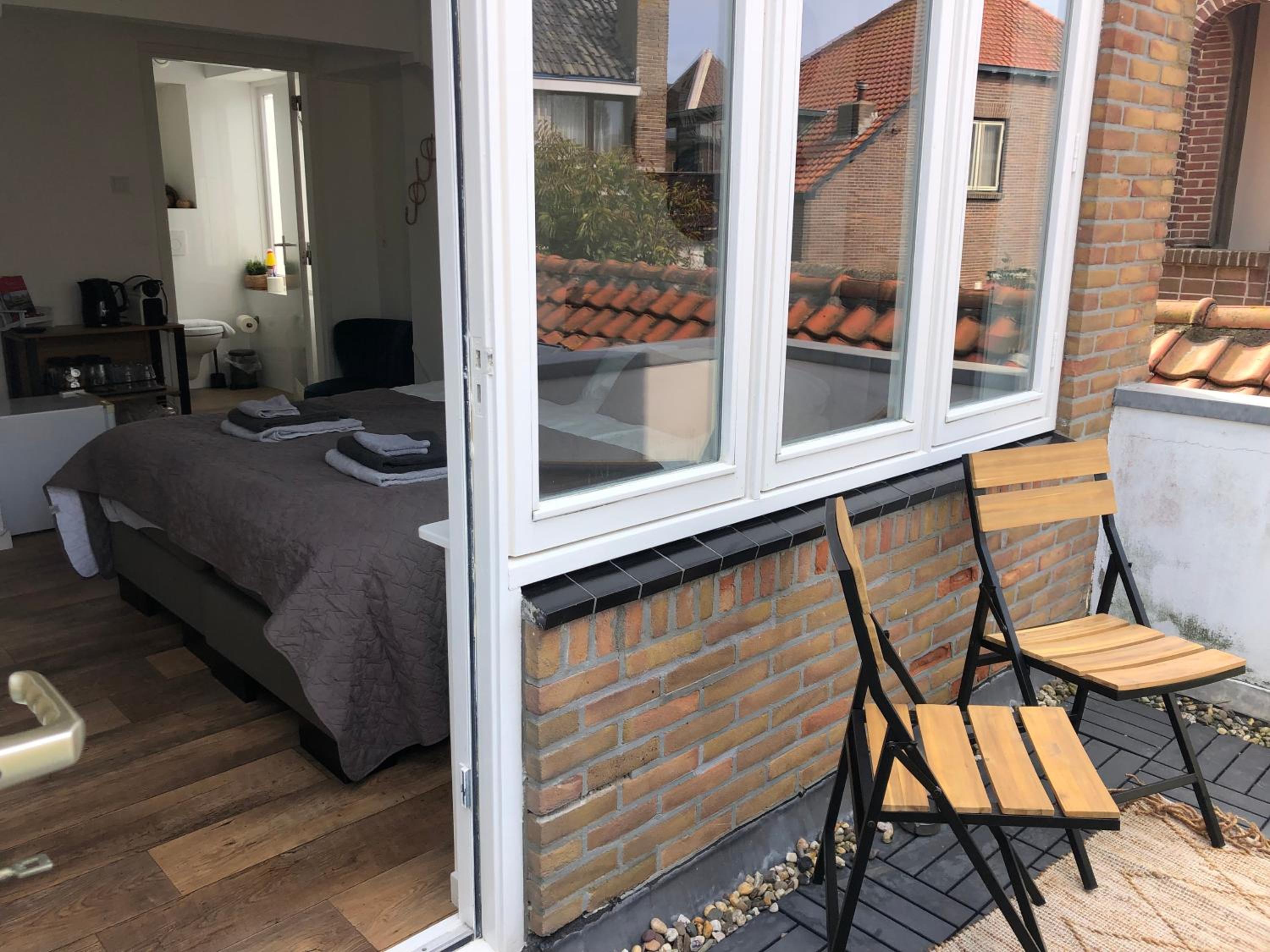 Deluxe Double Room with Balcony - Photo 8