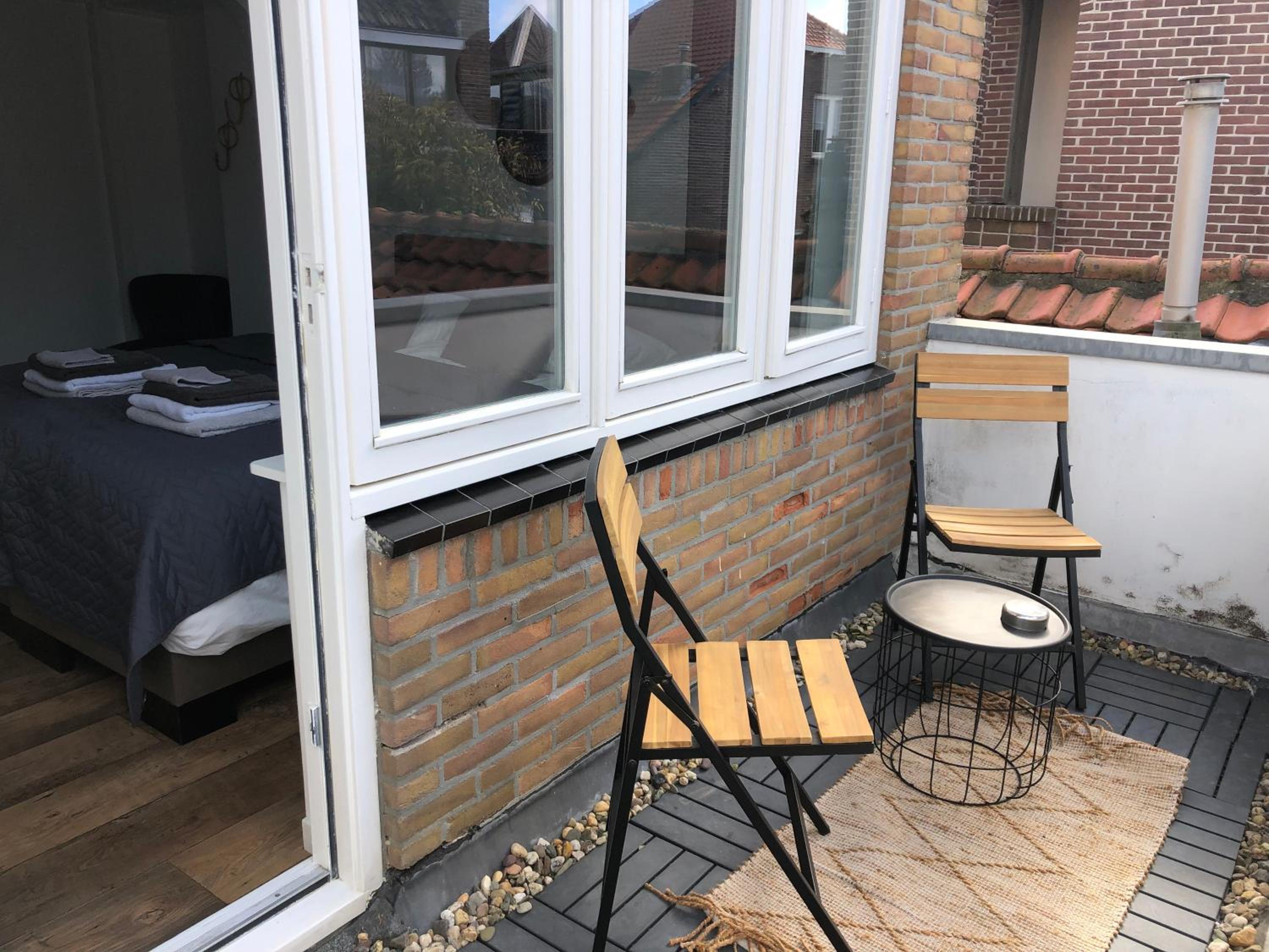 Deluxe Double Room with Balcony - Photo 9