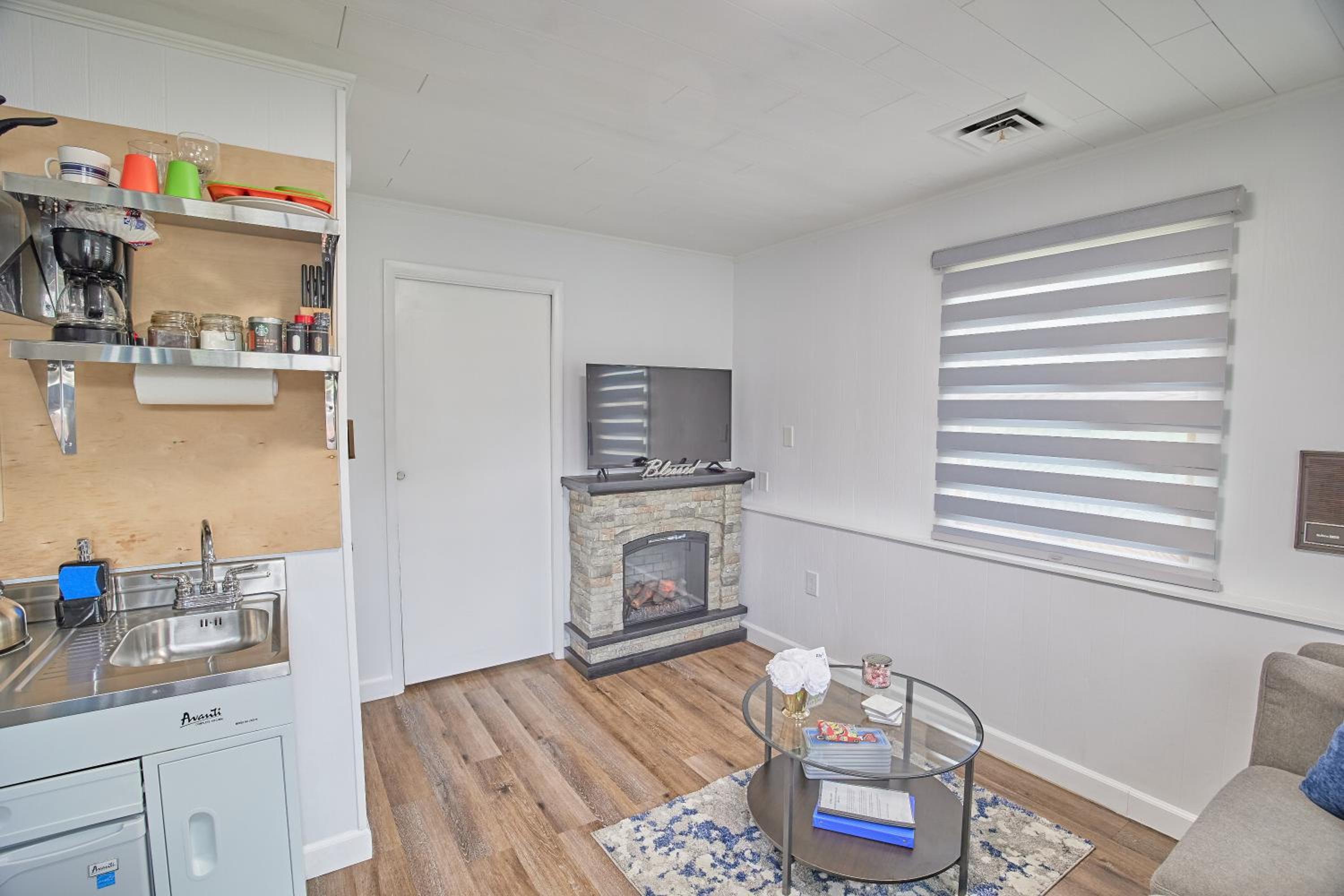One-Bedroom Apartment - Photo 2