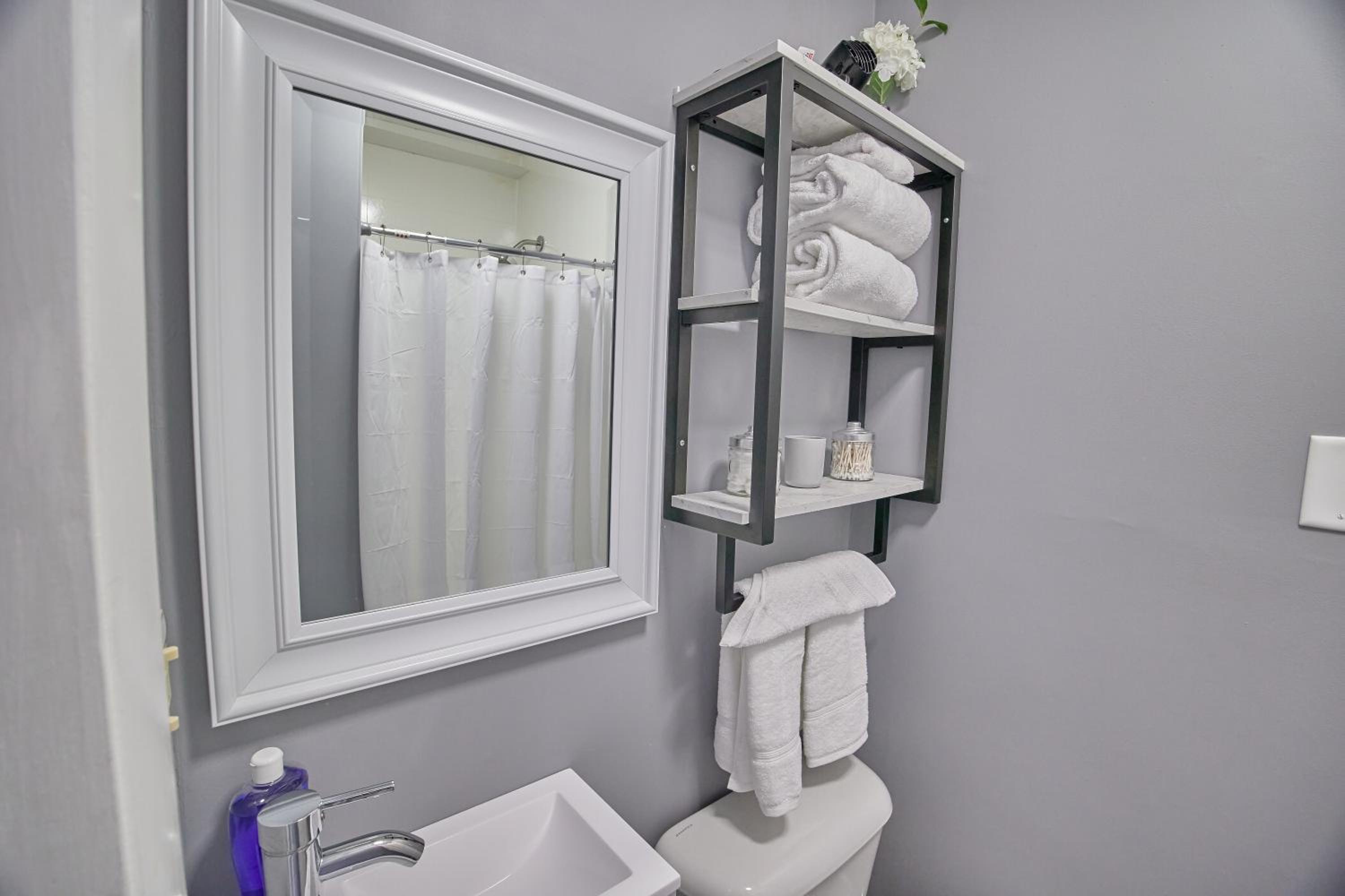 One-Bedroom Apartment - Photo 11