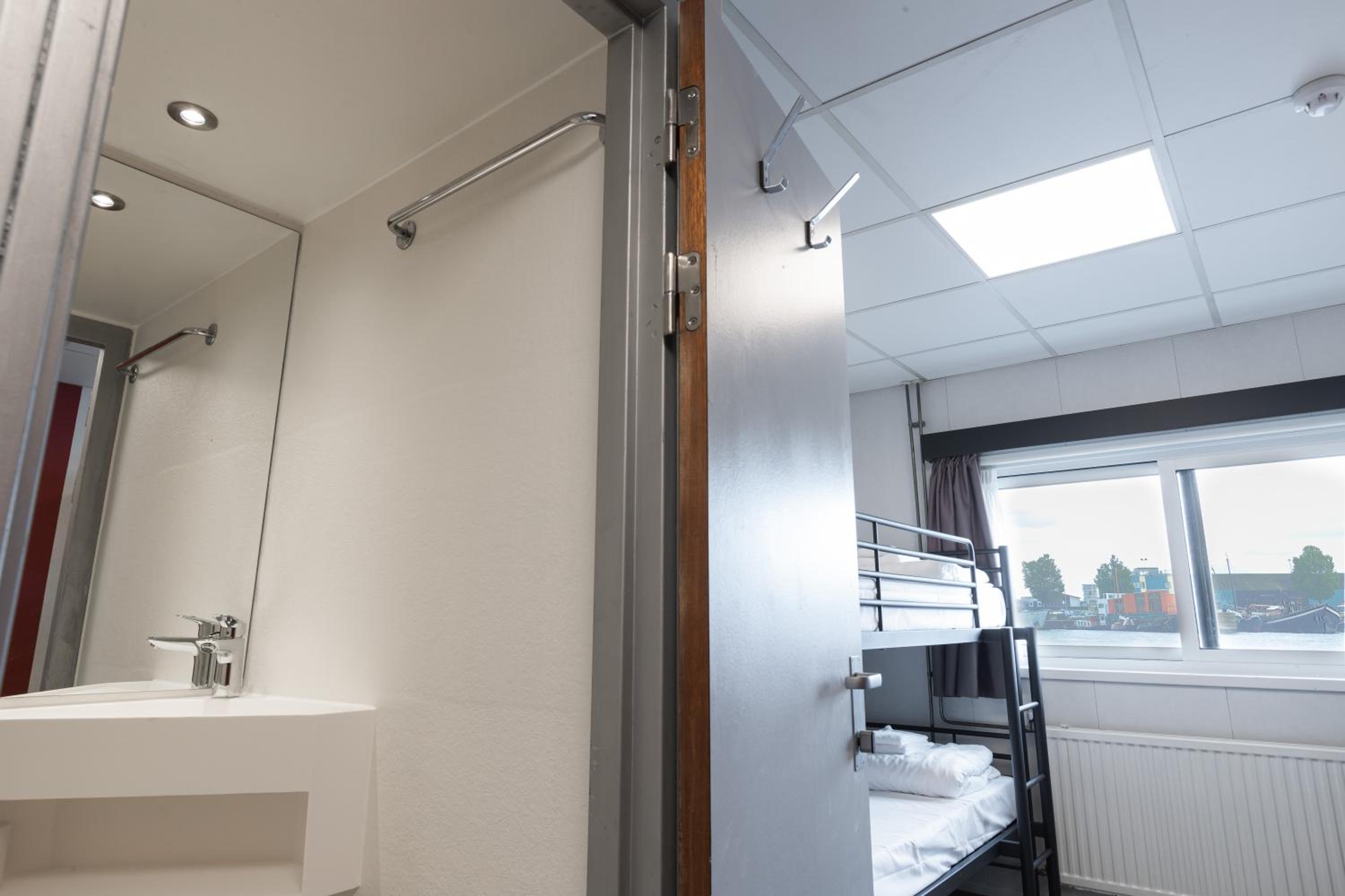 Bed in 8-Bed Mixed Dormitory Room photo 1