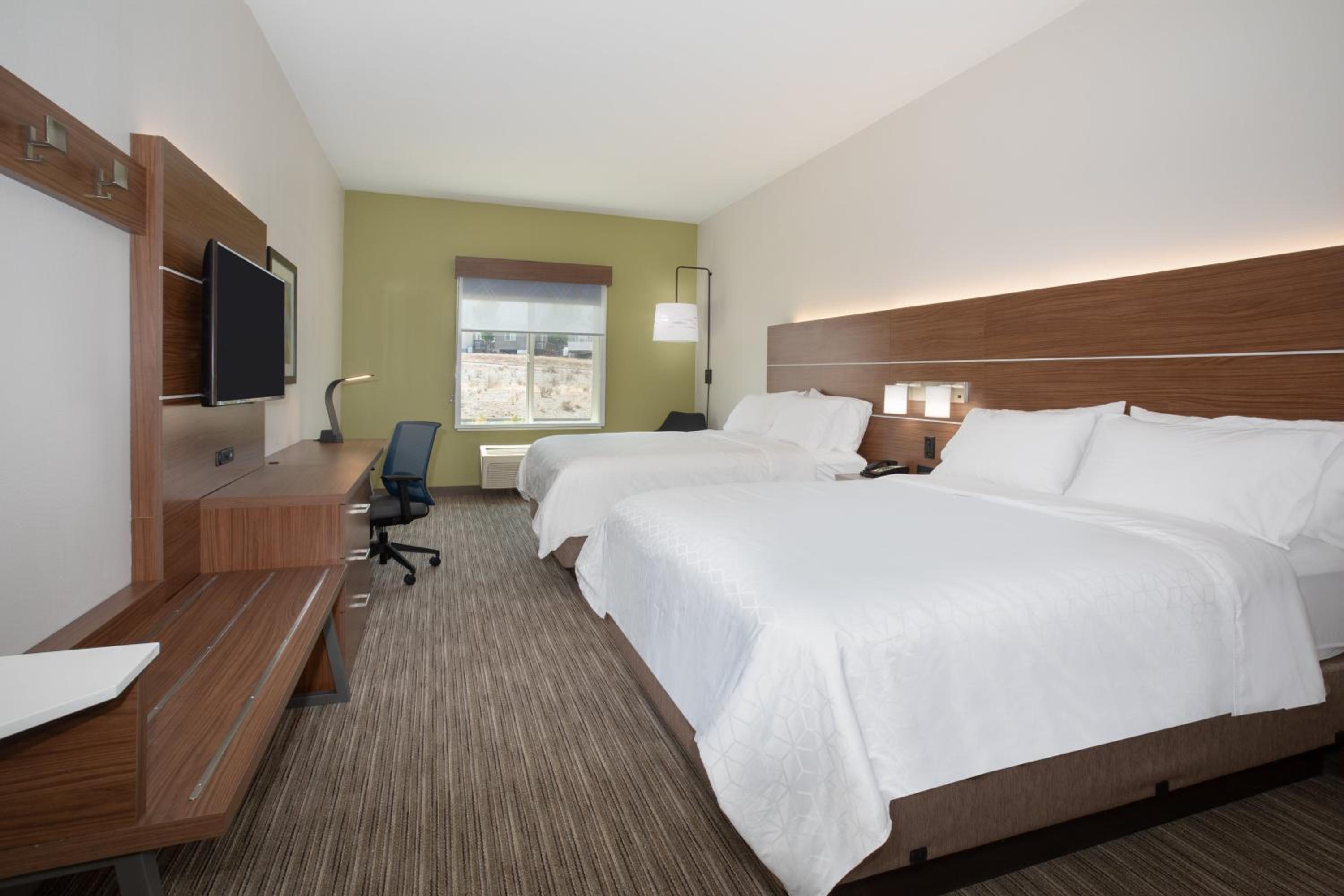 Standard Queen Room with Two Queen Beds - Photo 4