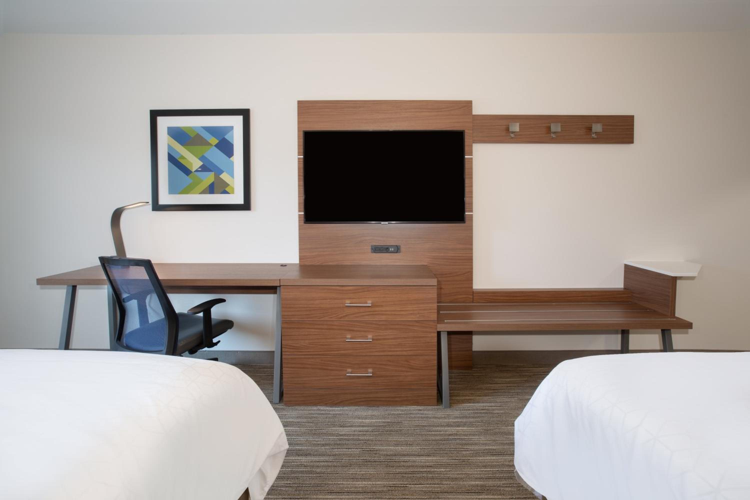 Standard Queen Room with Two Queen Beds - Photo 2