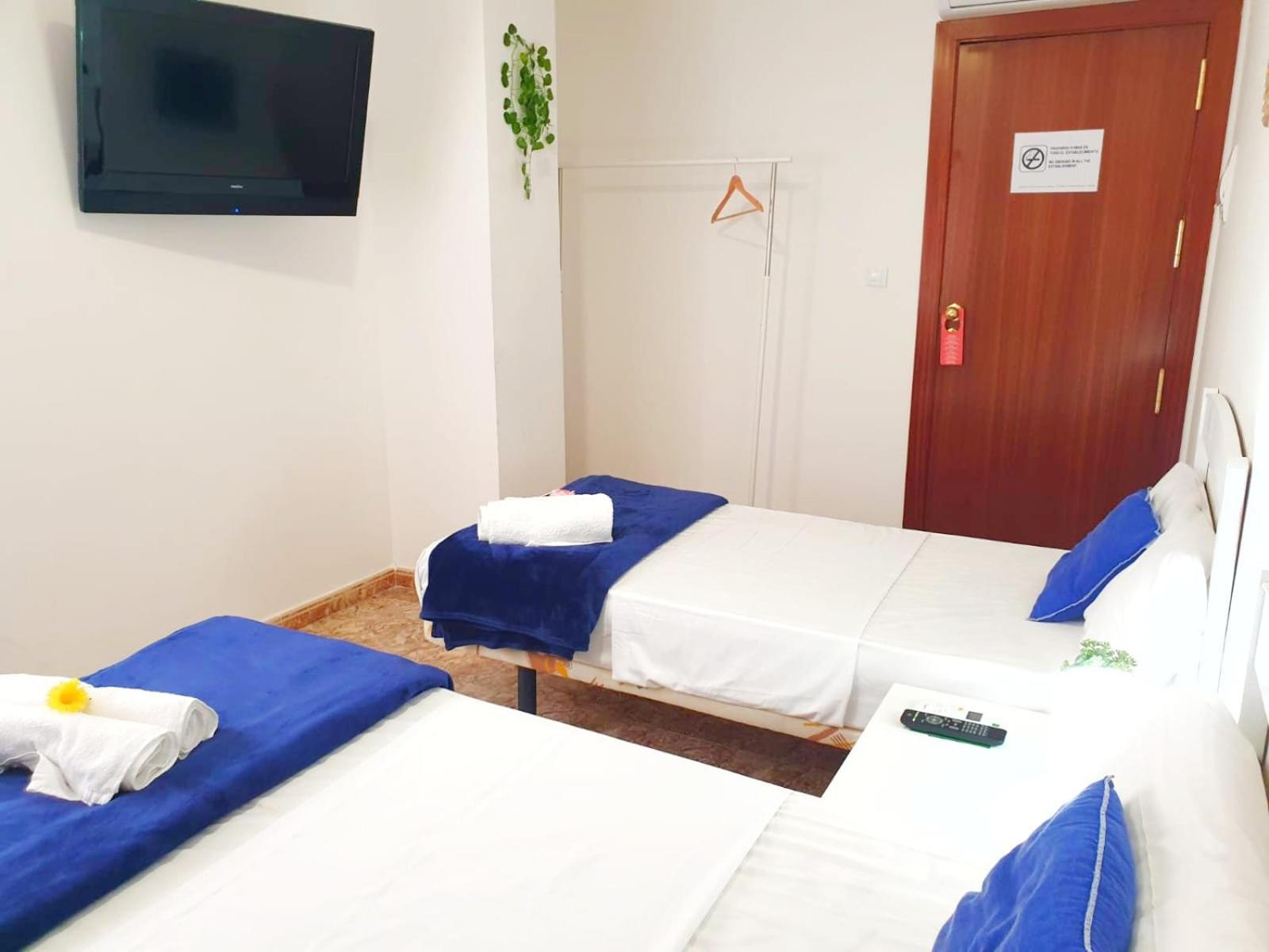 Twin Room with Private Bathroom - Photo 2