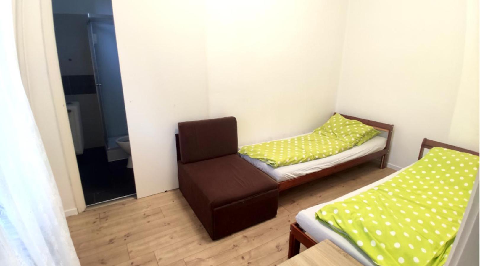 Twin Room with Private Bathroom - Photo 6