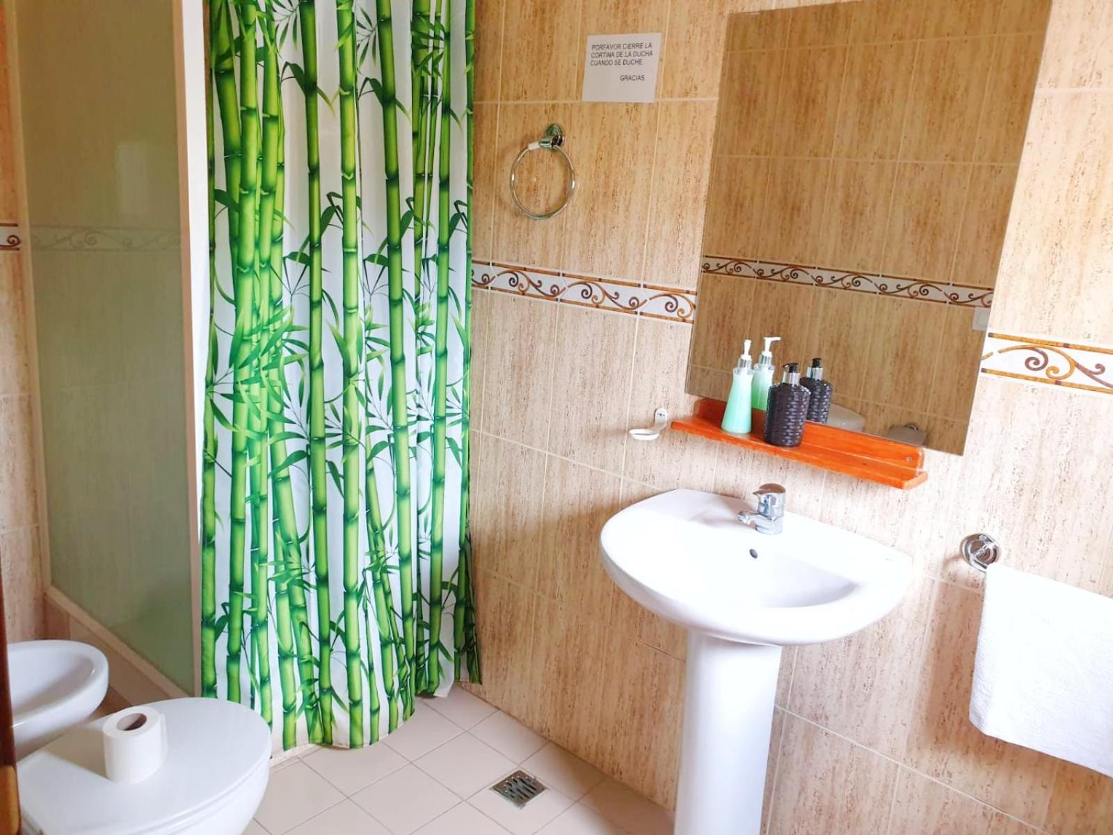Quadruple Room with Private Bathroom - Photo 4