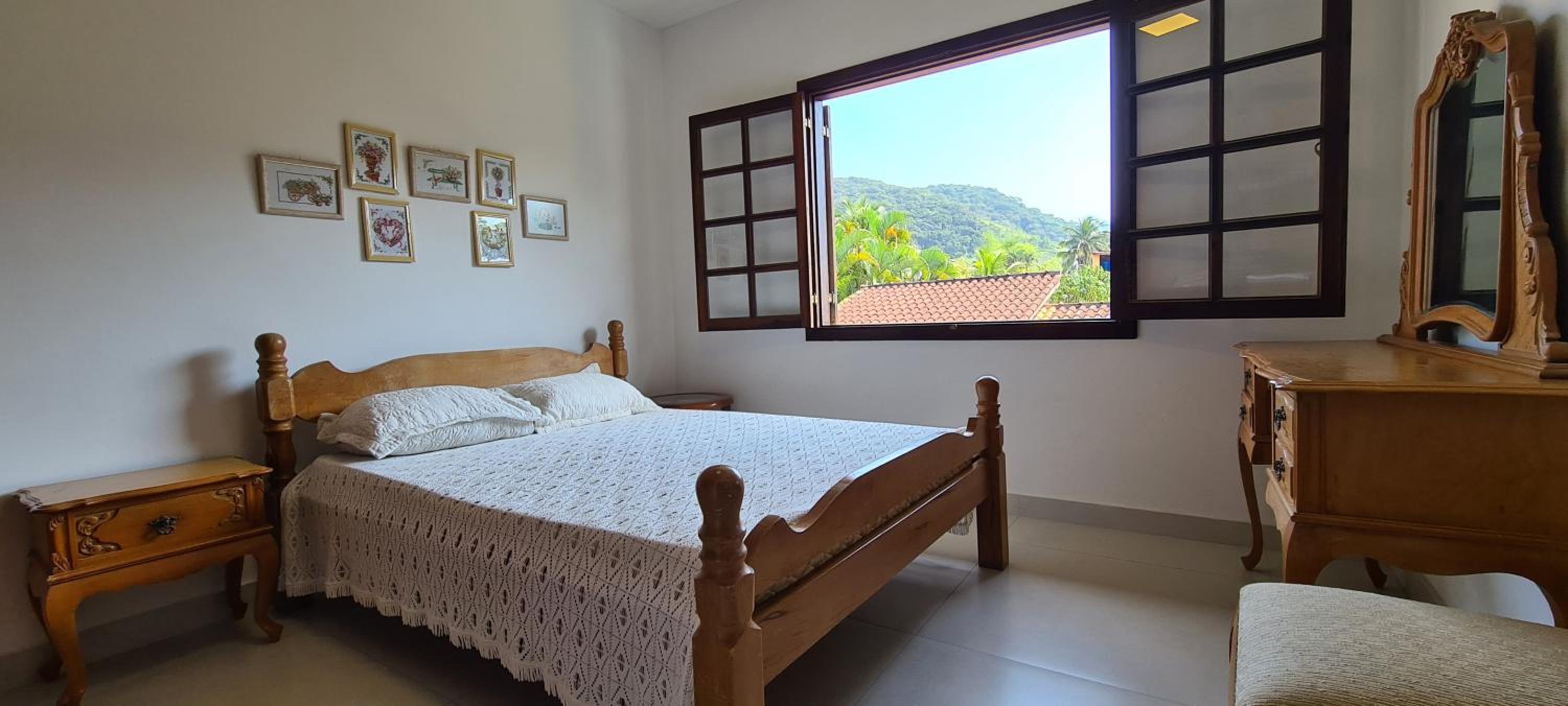 Five-Bedroom House photo 3