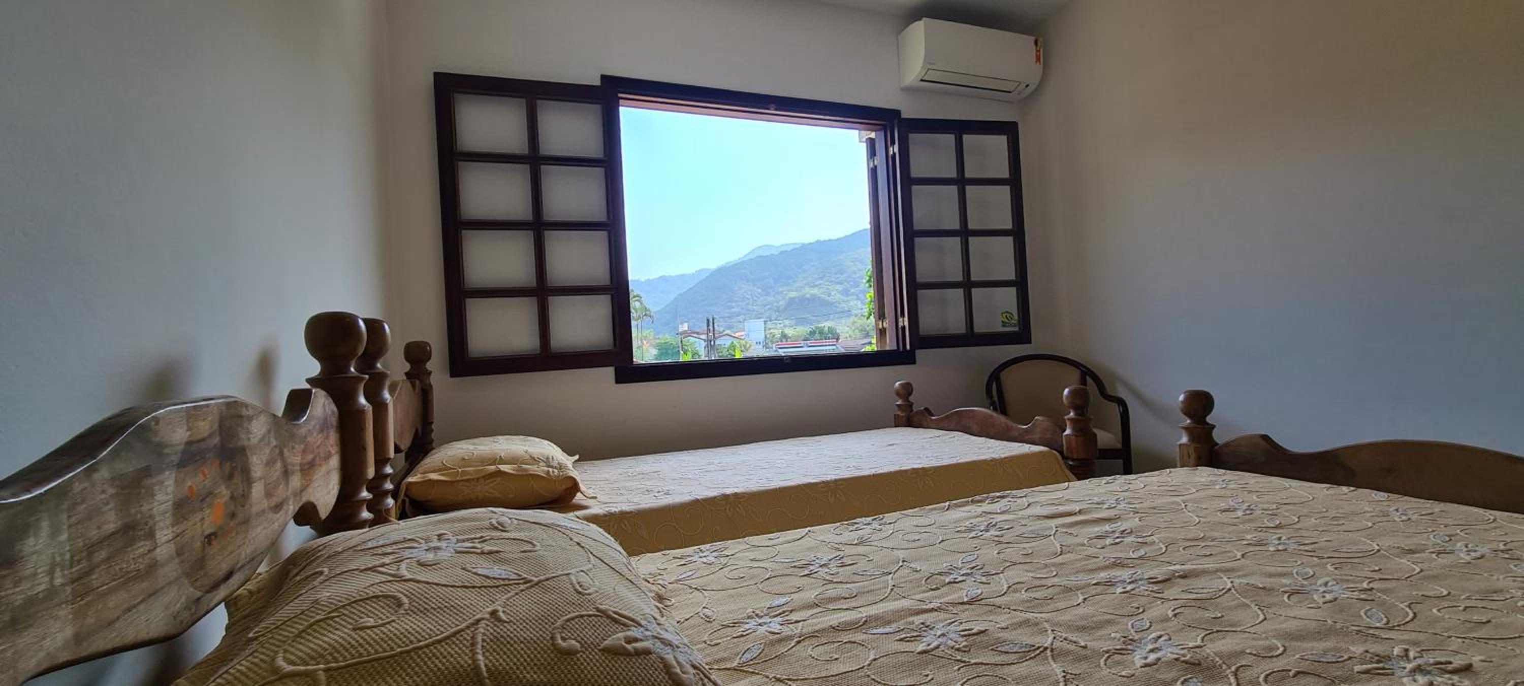 Five-Bedroom House photo 2