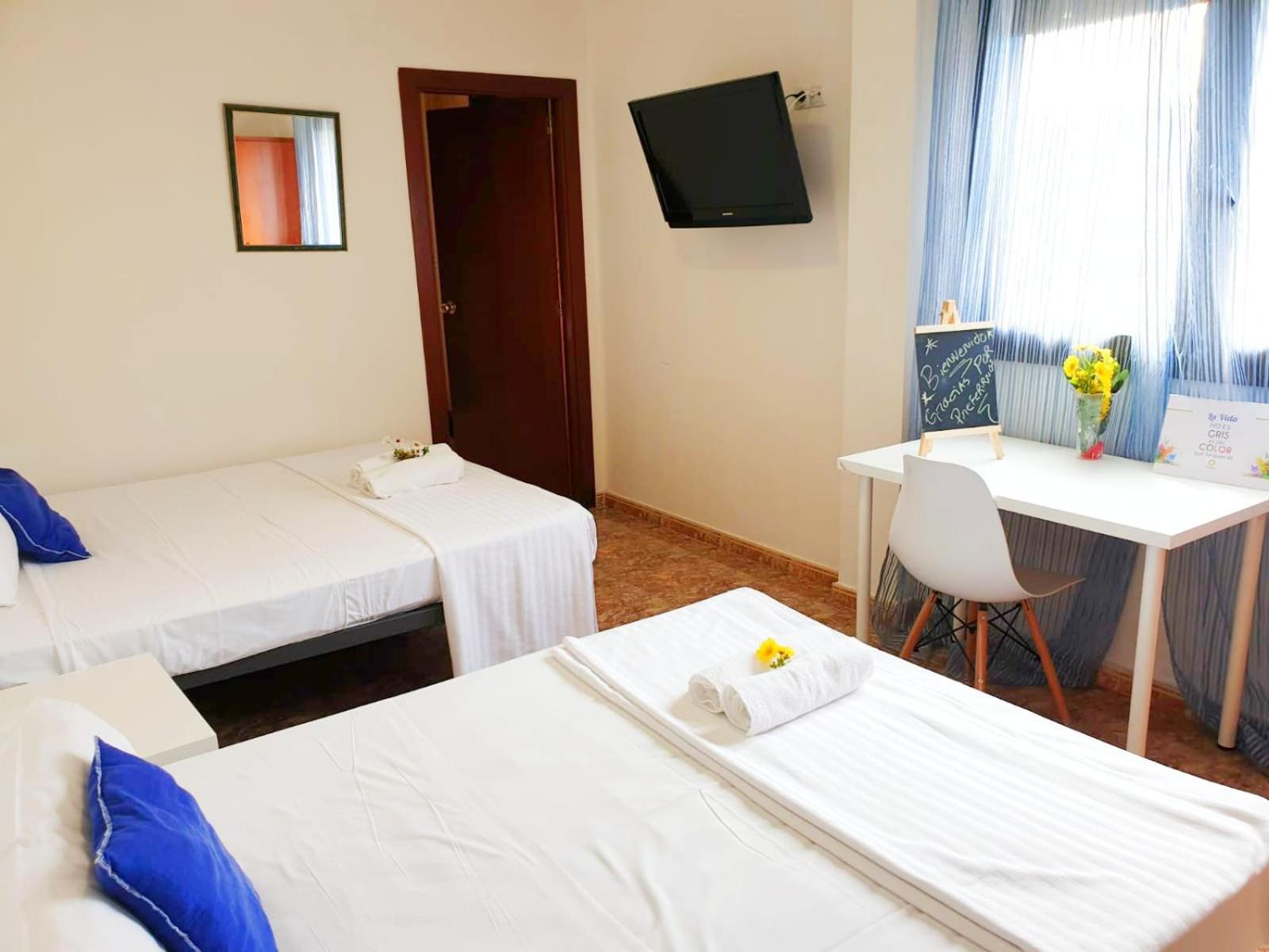 Twin Room with Private Bathroom - Photo 1