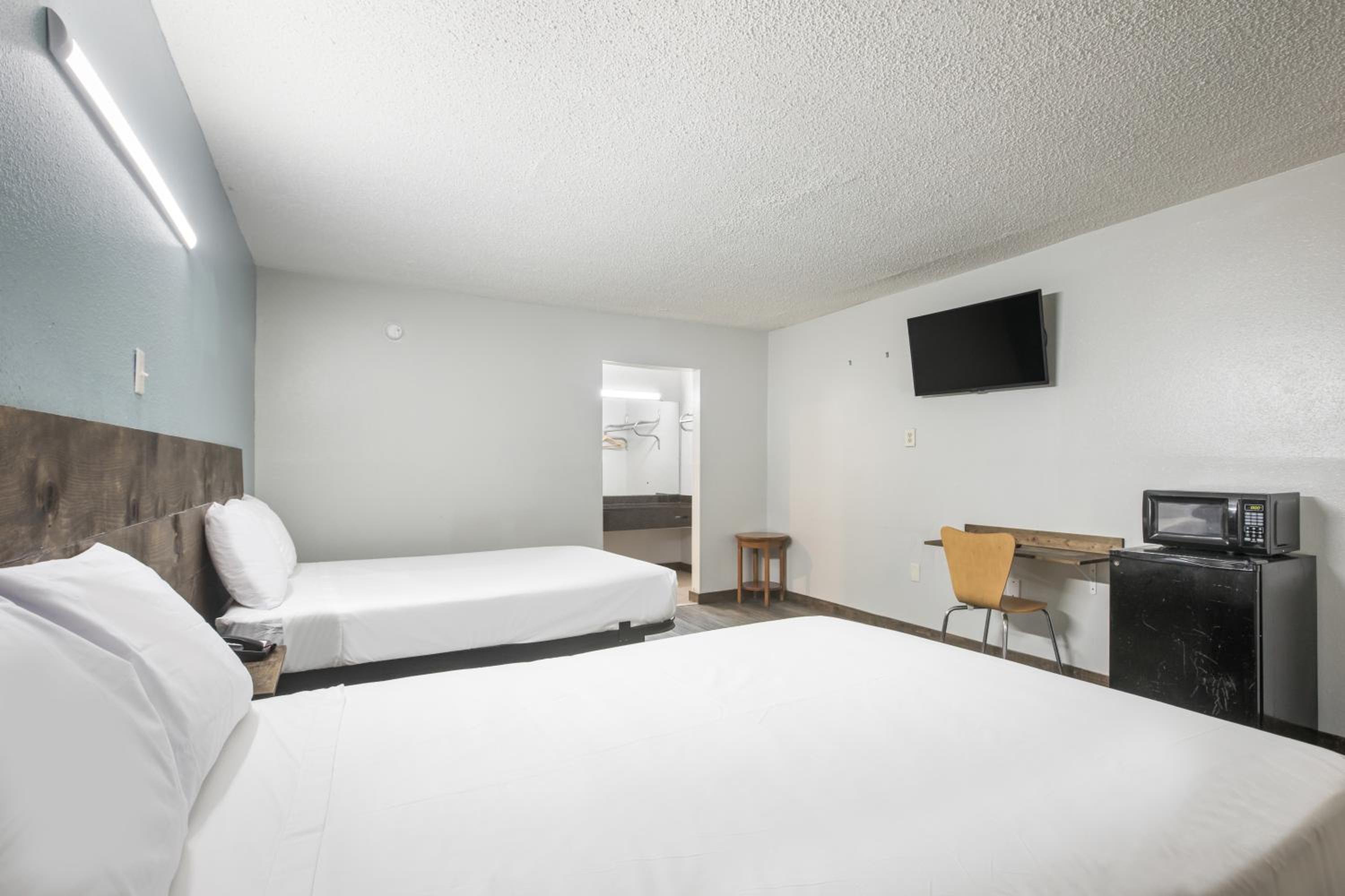 2 Queen Beds Non Smoking - Photo 3