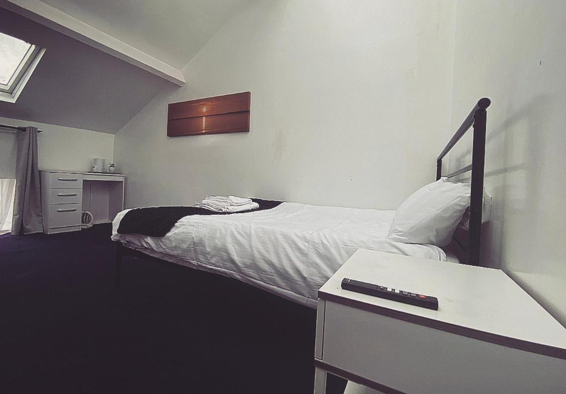 Budget Double or Twin Room with Shared Bathroom photo 1