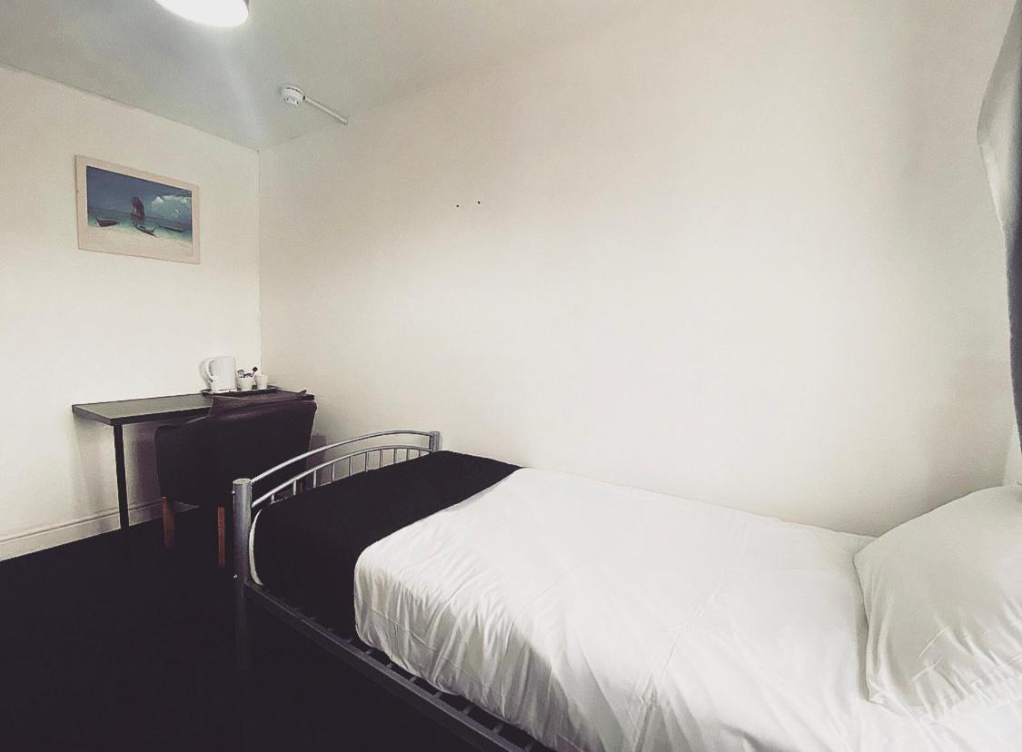 Single Room with Shared Bathroom photo 2