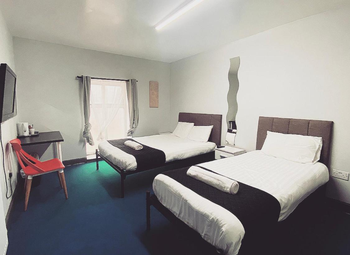 Twin Room with Private Bathroom - Photo 5