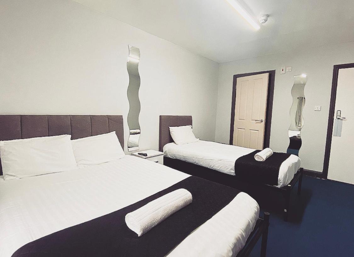Twin Room with Private Bathroom - Photo 7