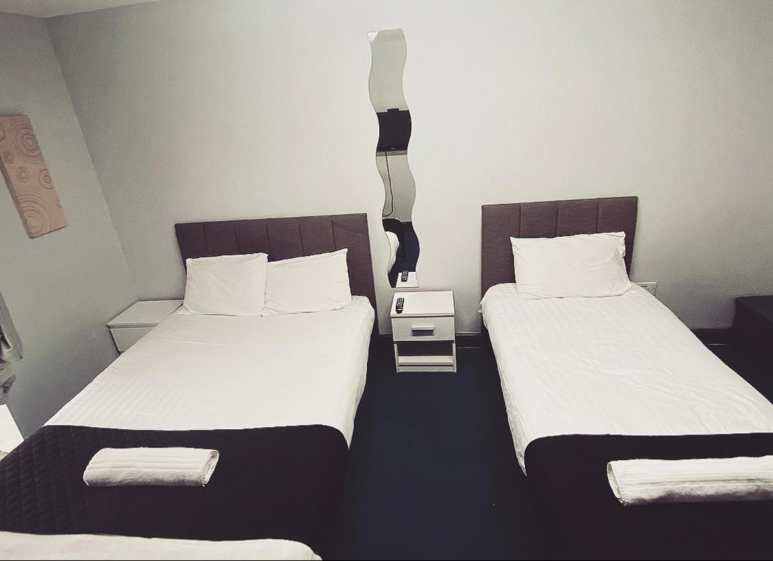 Twin Room with Private Bathroom - Photo 6