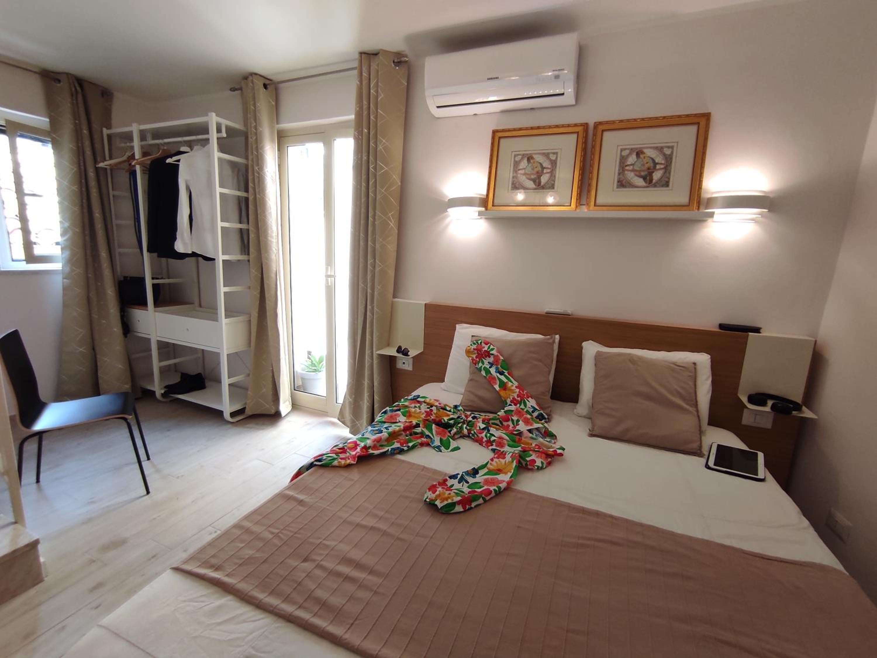 One-Bedroom Apartment - Photo 1