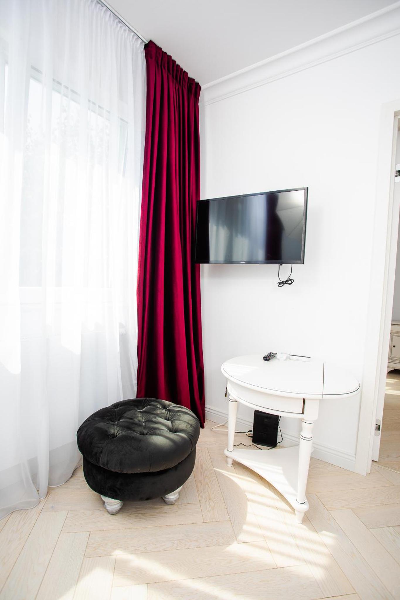 One-Bedroom Apartment - Photo 2