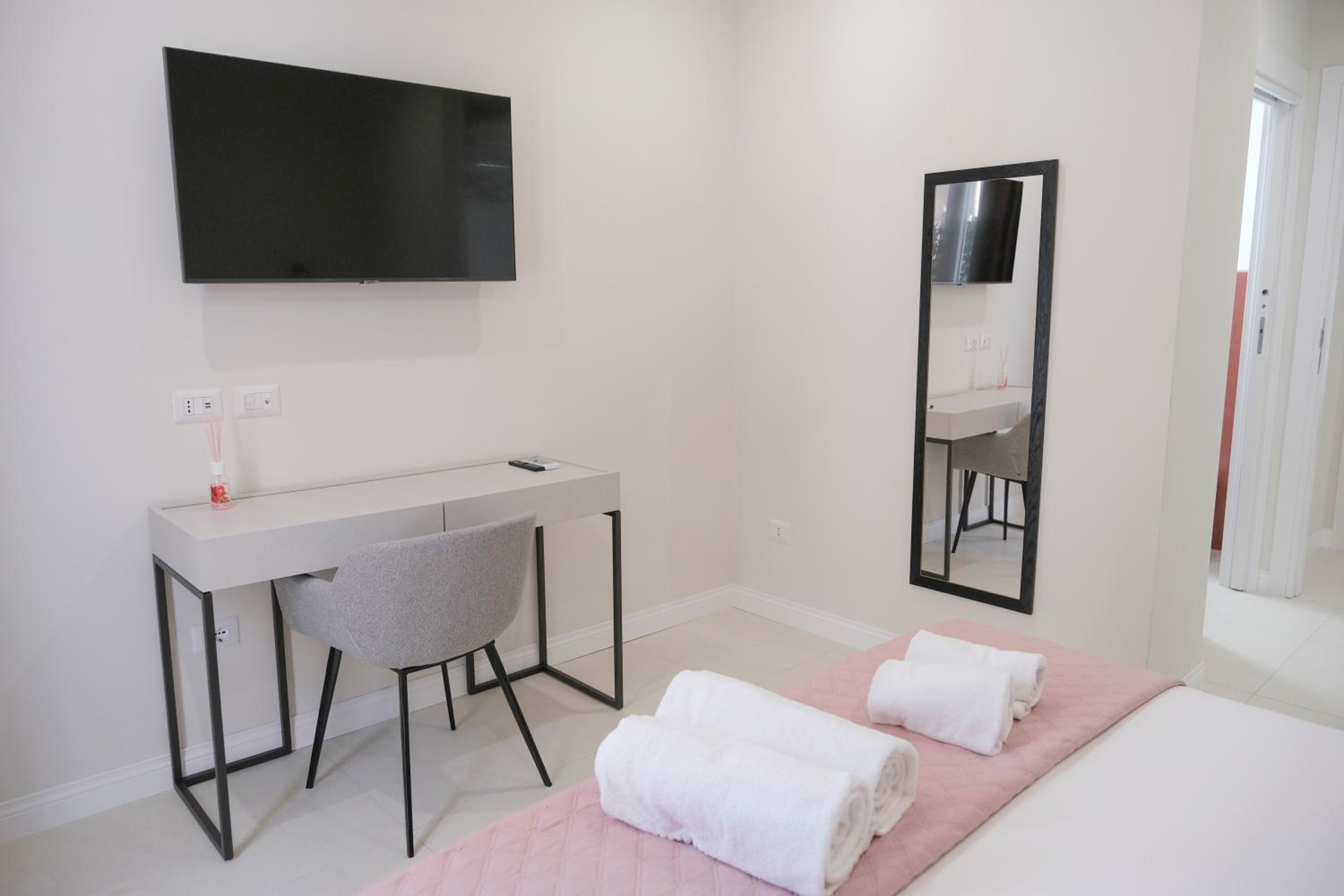 Deluxe Double Room with Balcony - Photo 7