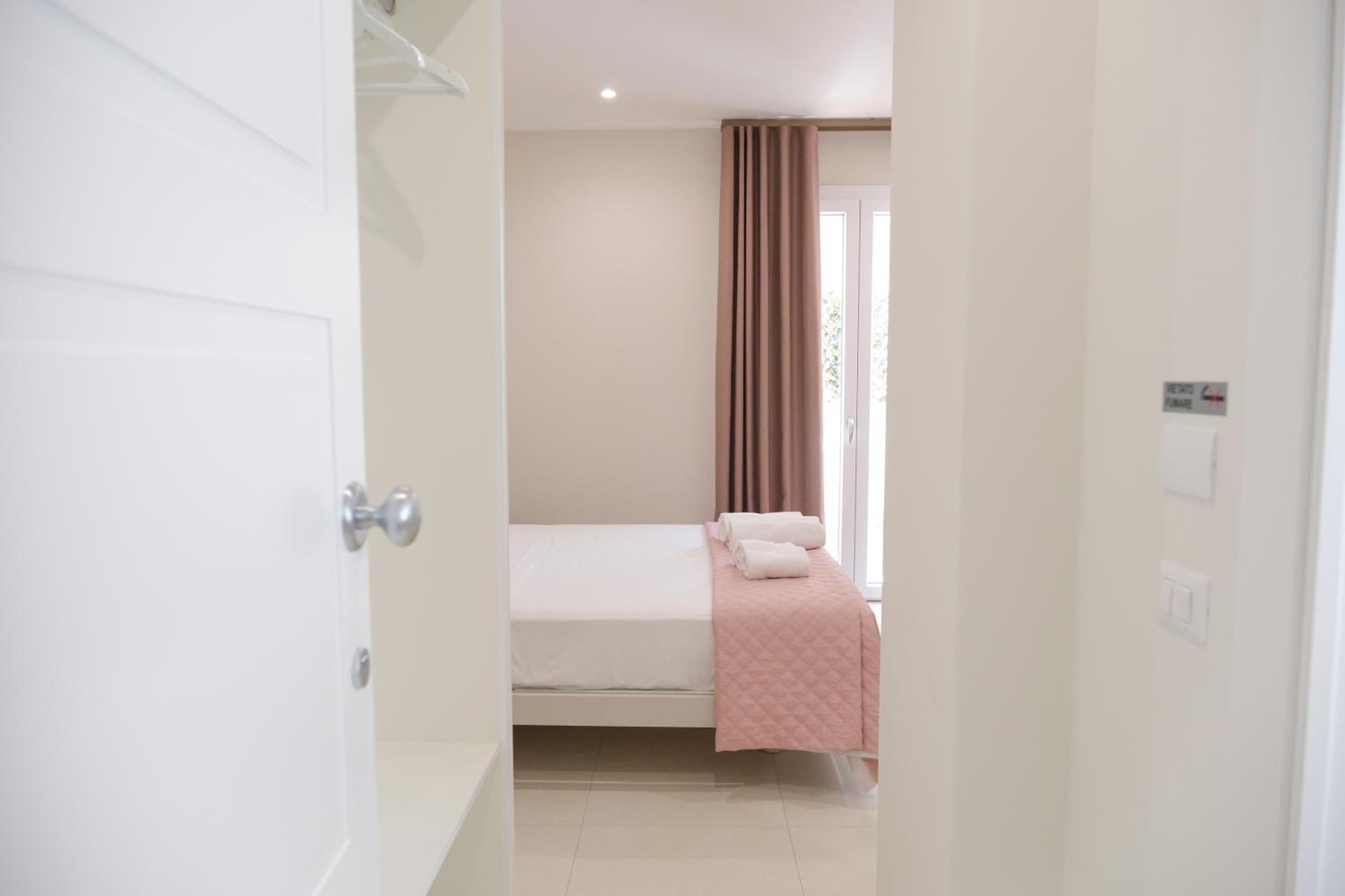 Deluxe Double Room with Balcony - Photo 8
