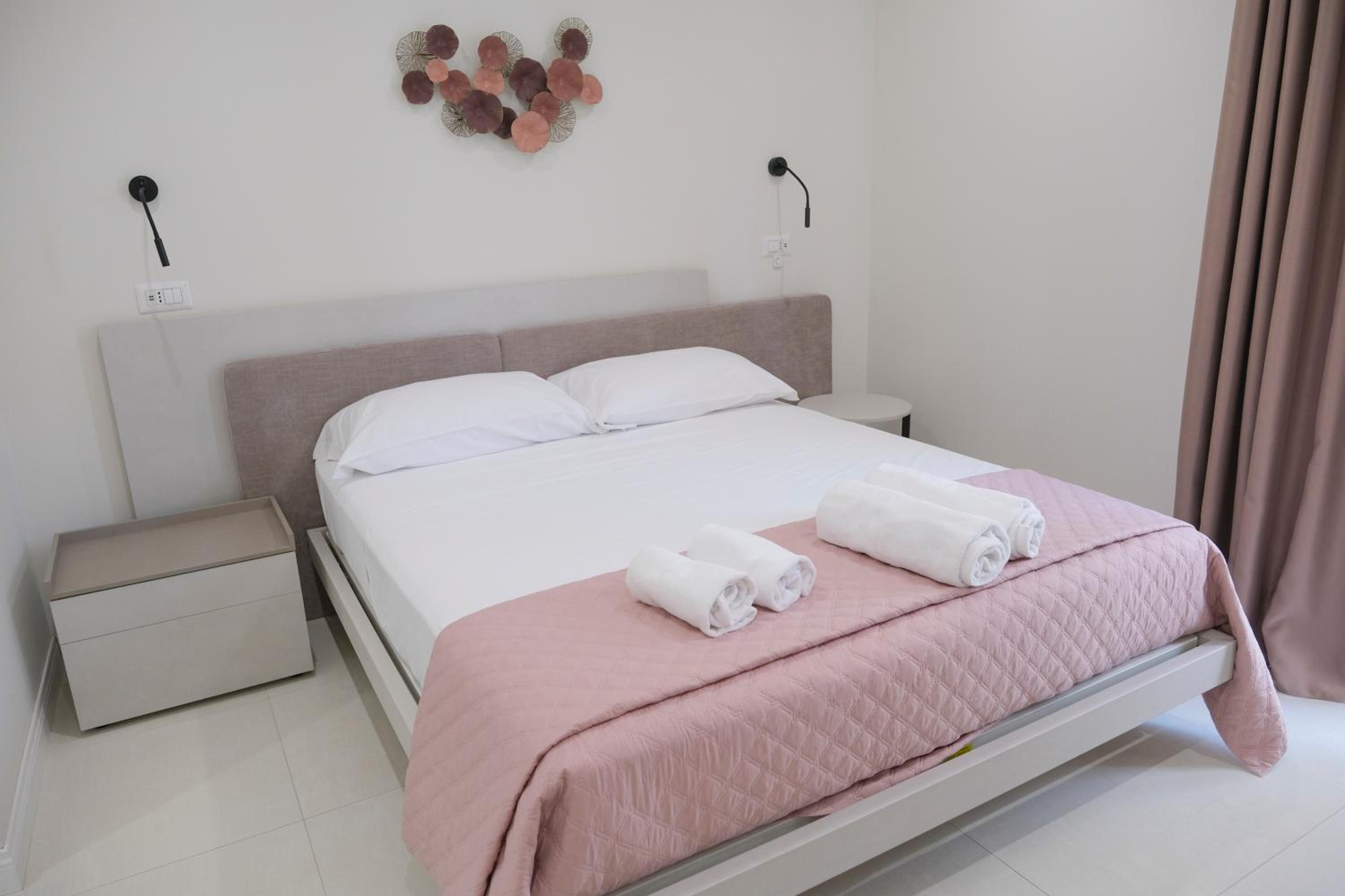 Deluxe Double Room with Balcony - Photo 9