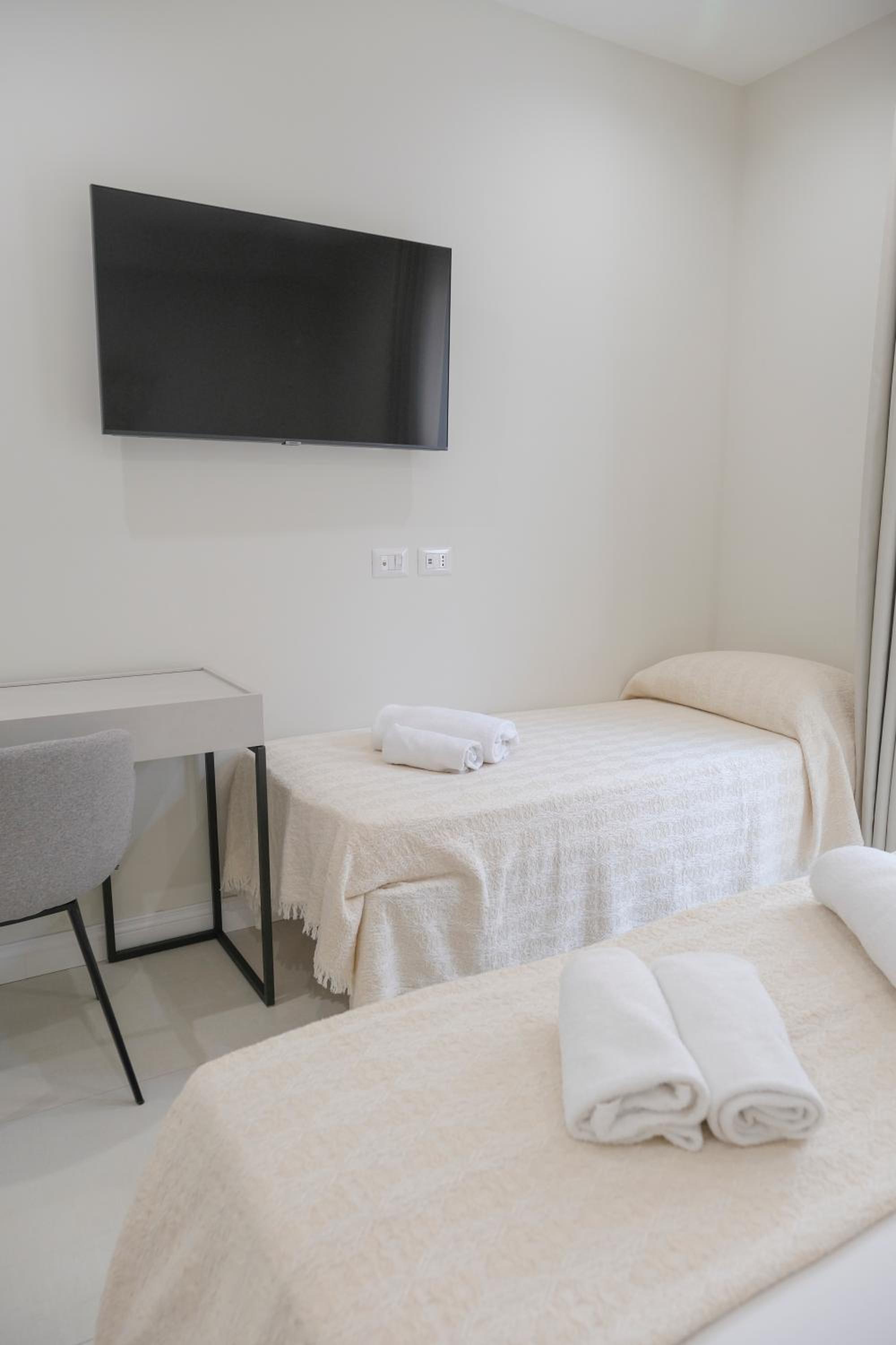 Deluxe Triple Room - Photo 2