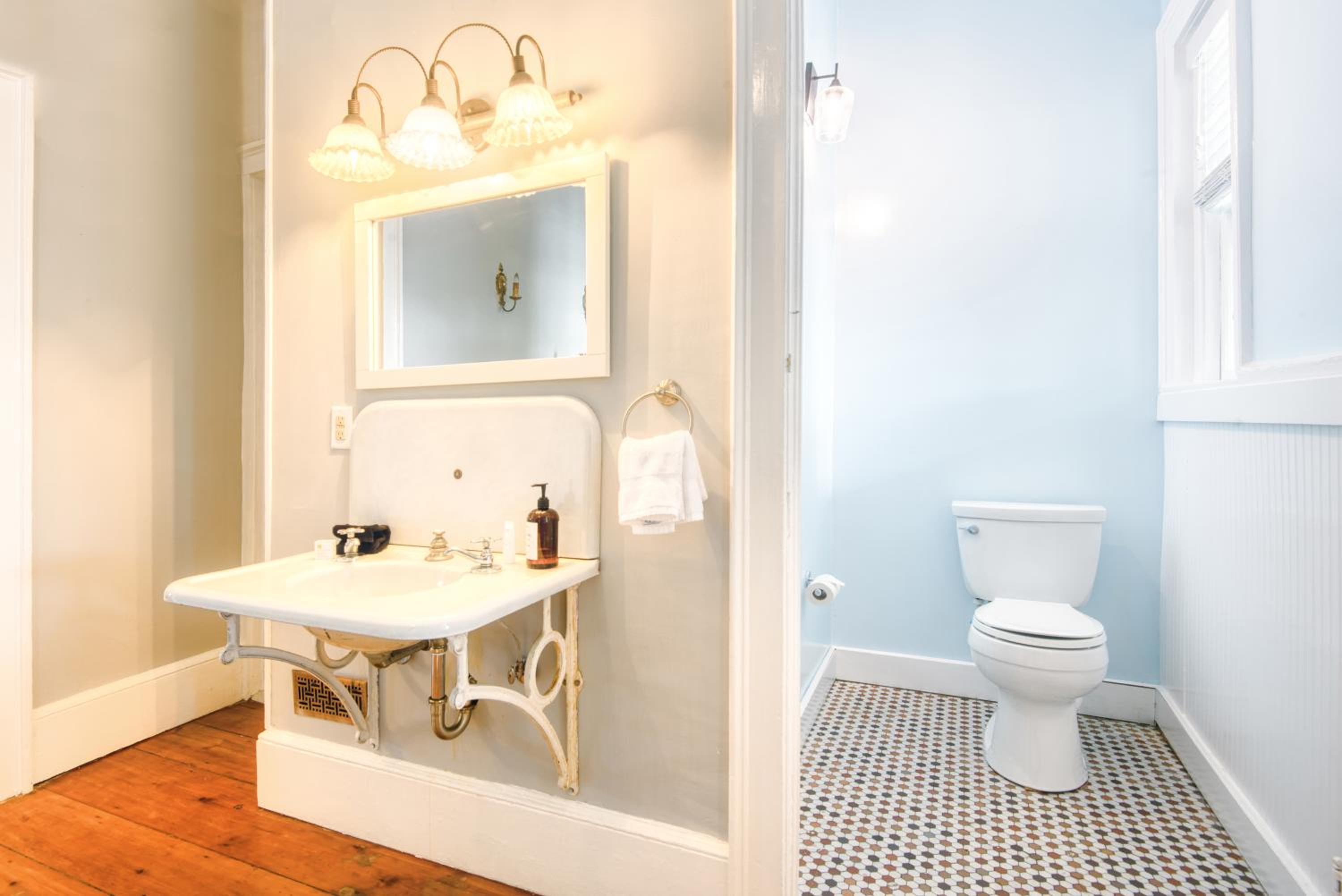 Deluxe King Suite photo 3