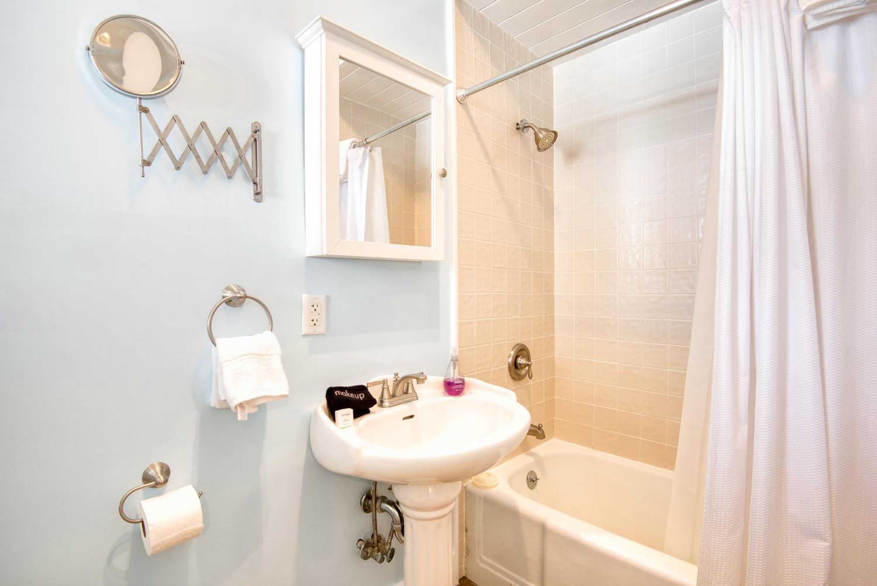 Deluxe King Suite photo 2