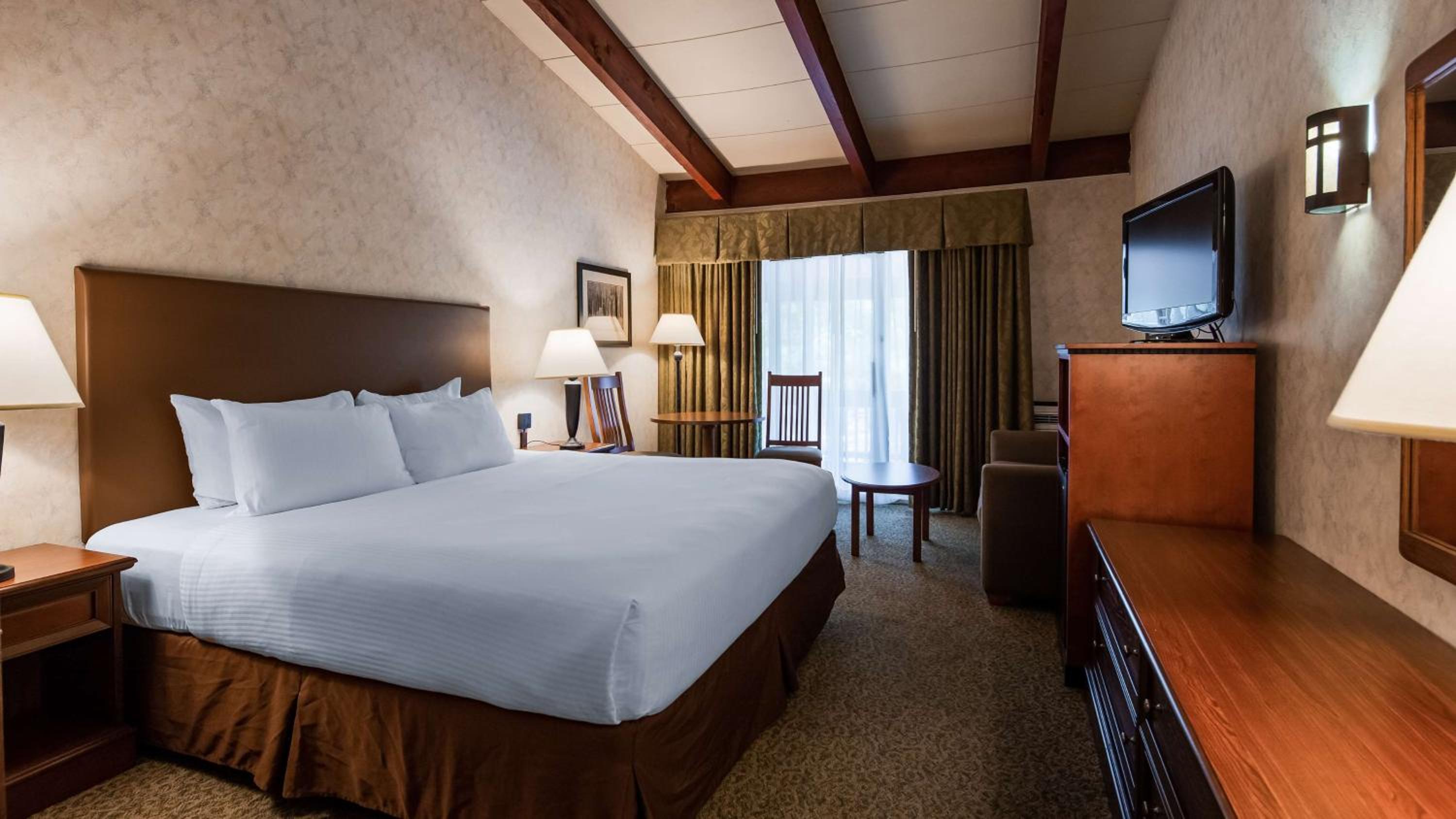 King Room with Balcony - Second Floor/Interior Room/Non-Smoking - Photo 2