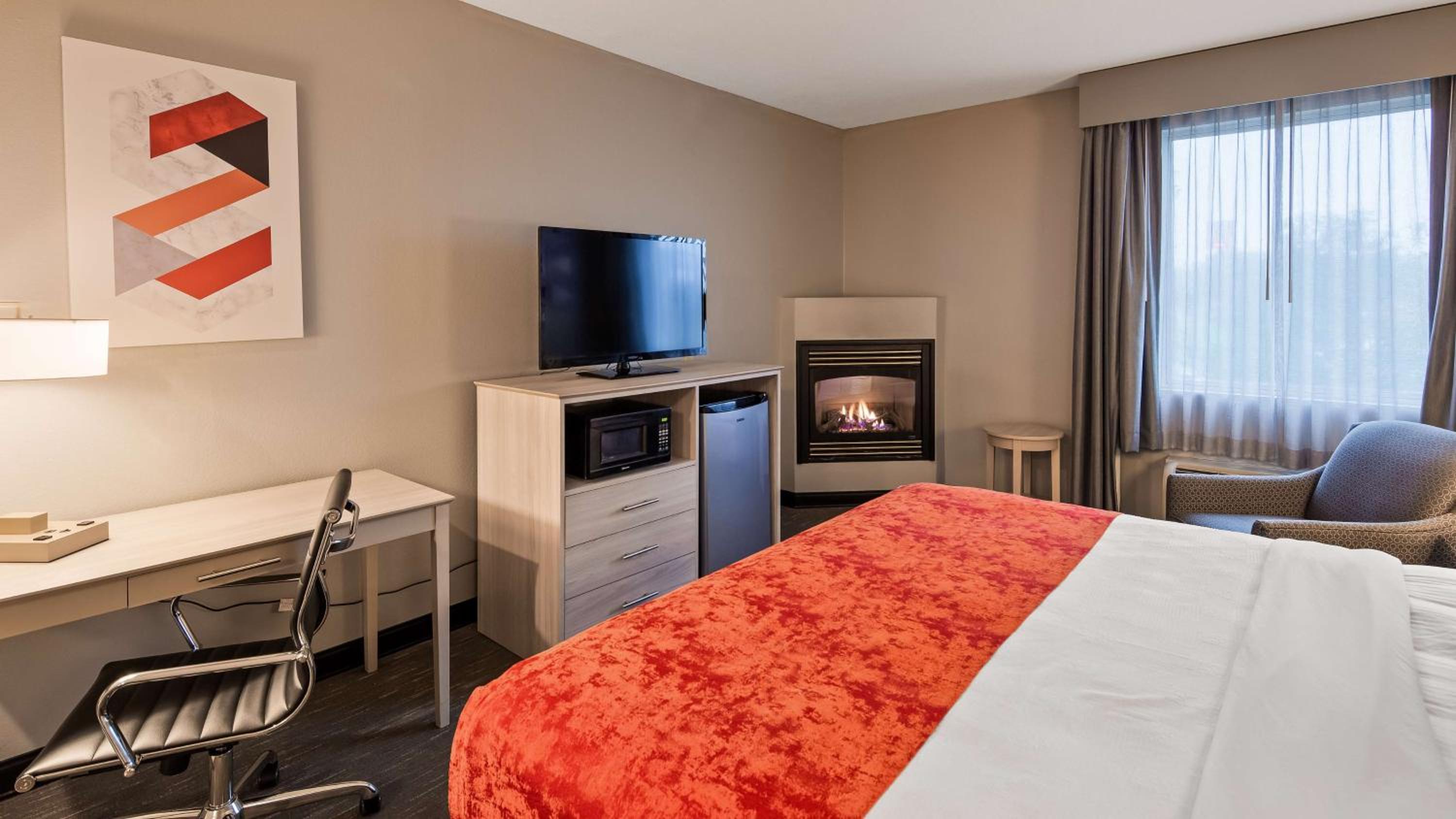 King Suite with Spa Bath and Fireplace - Photo 4