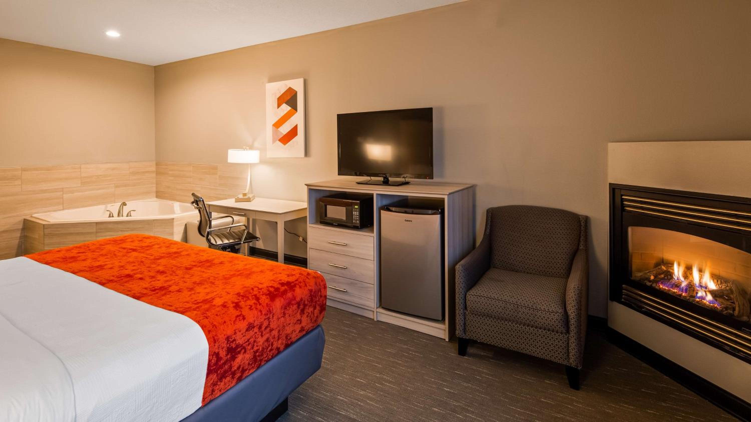 King Suite with Spa Bath and Fireplace - Photo 3