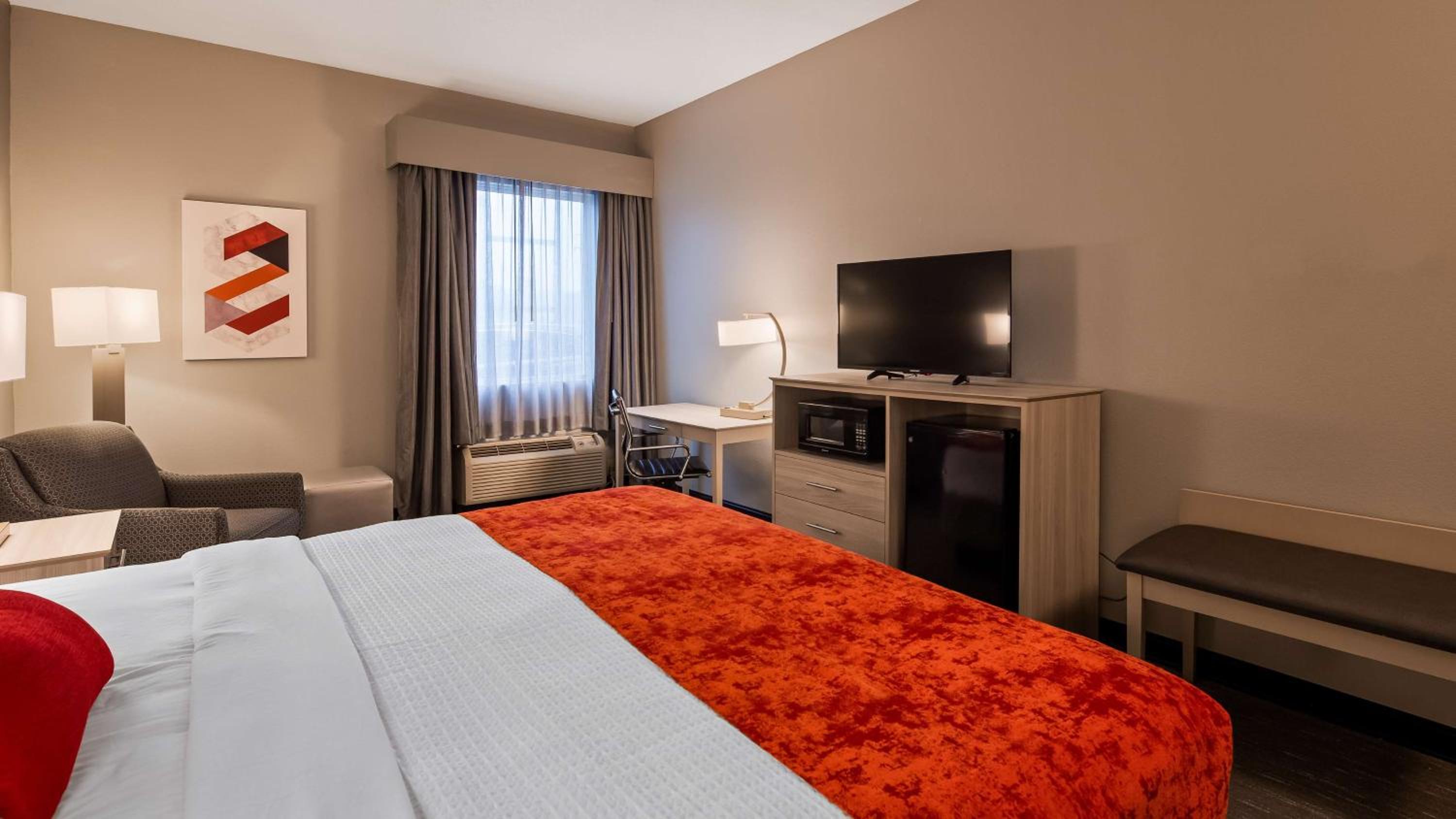 King Suite with Spa Bath - Photo 3
