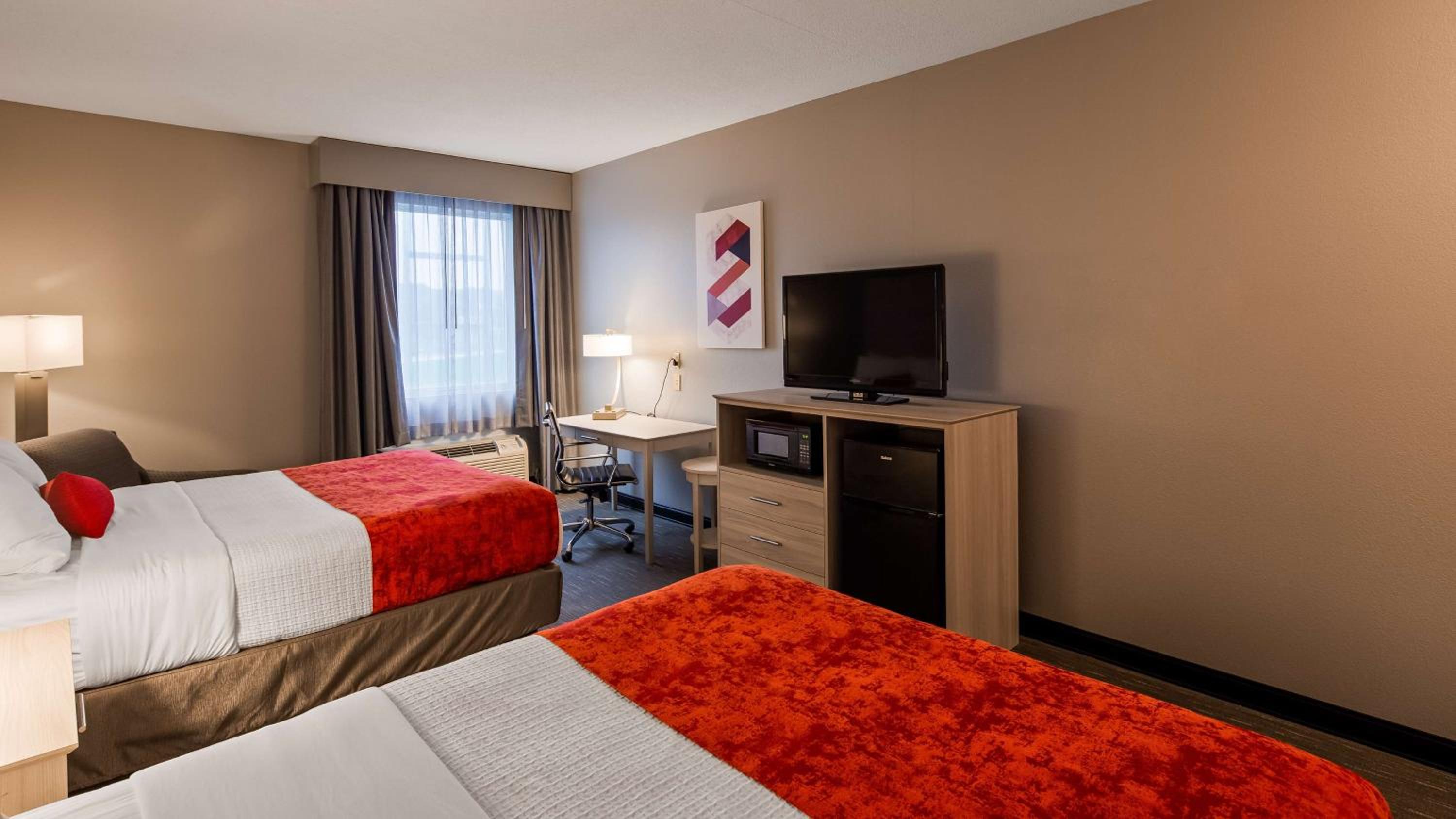 Queen Room with Two Queen Beds - Photo 4